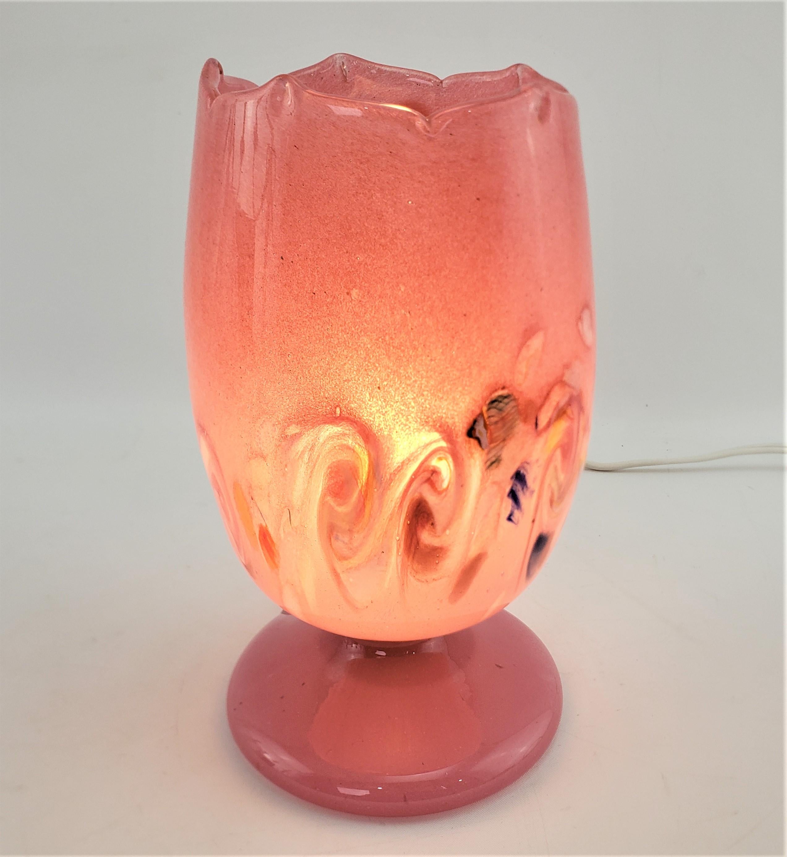 Lampe de table ou lampe d'appoint tulipe en verre d'art écossais Vasart signée, mi-siècle moderne en vente 1