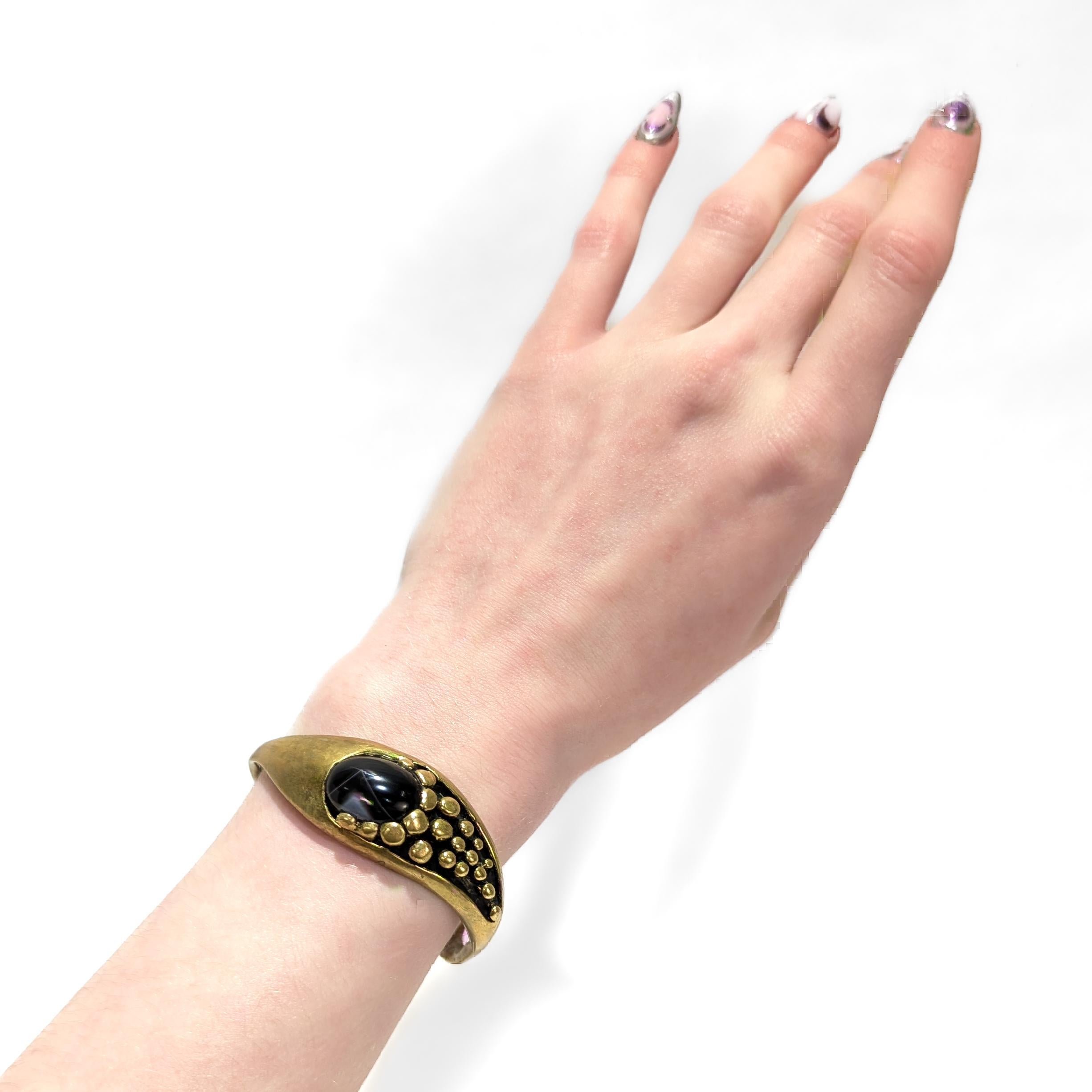 Signed Mid-Century Stephen Burr Brutalist Cast Brass & Agate Cabochon Bracelet In Good Condition For Sale In Philadelphia, PA