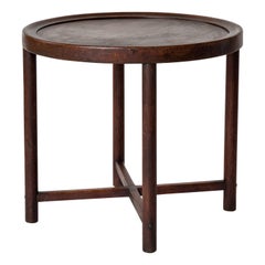 Gueridón o mesa auxiliar minimalista de roble teñido firmada por Thonet, Austria, años 20