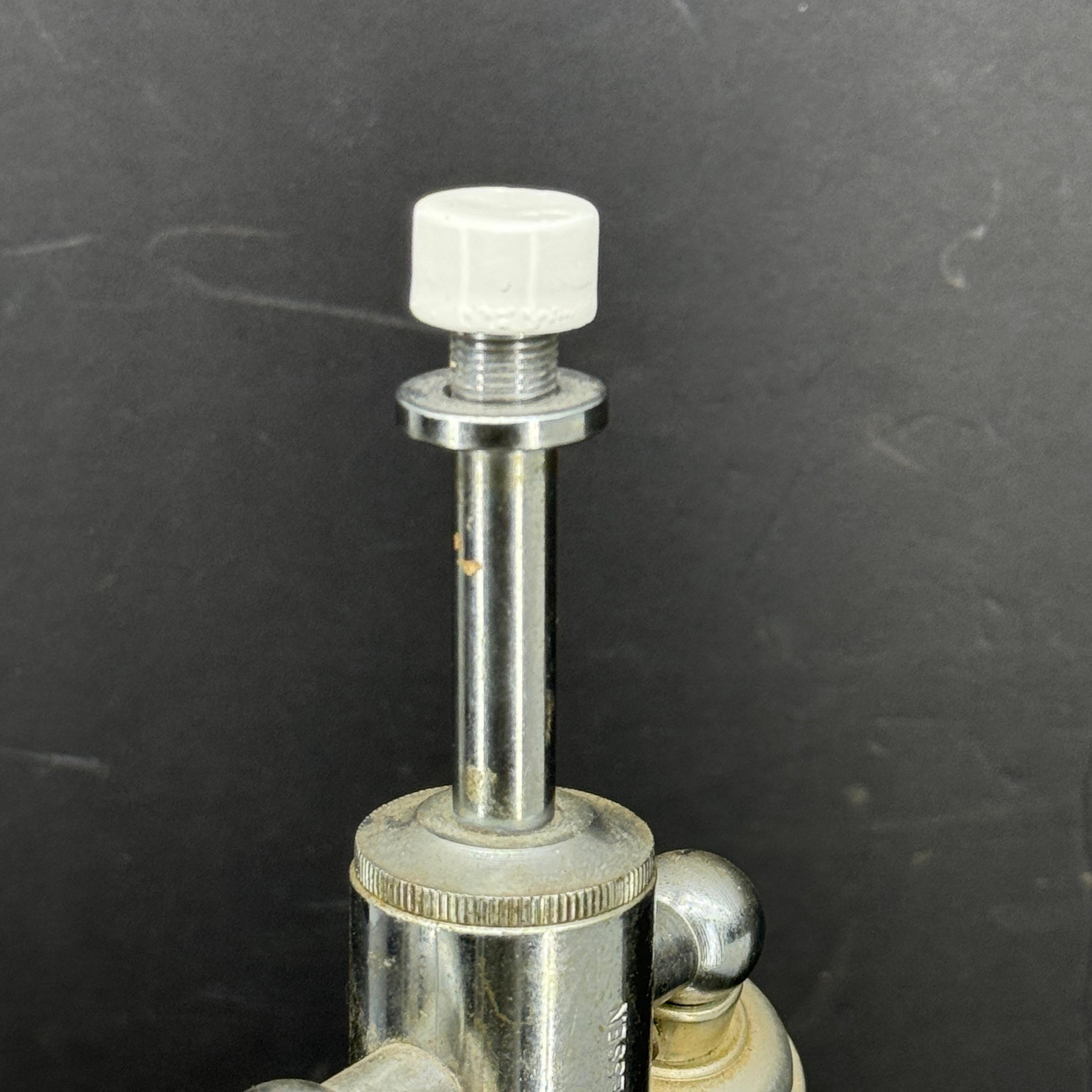 Lampe de table chromée mi-siècle moderne signée Walter Von Nessen en vente 3