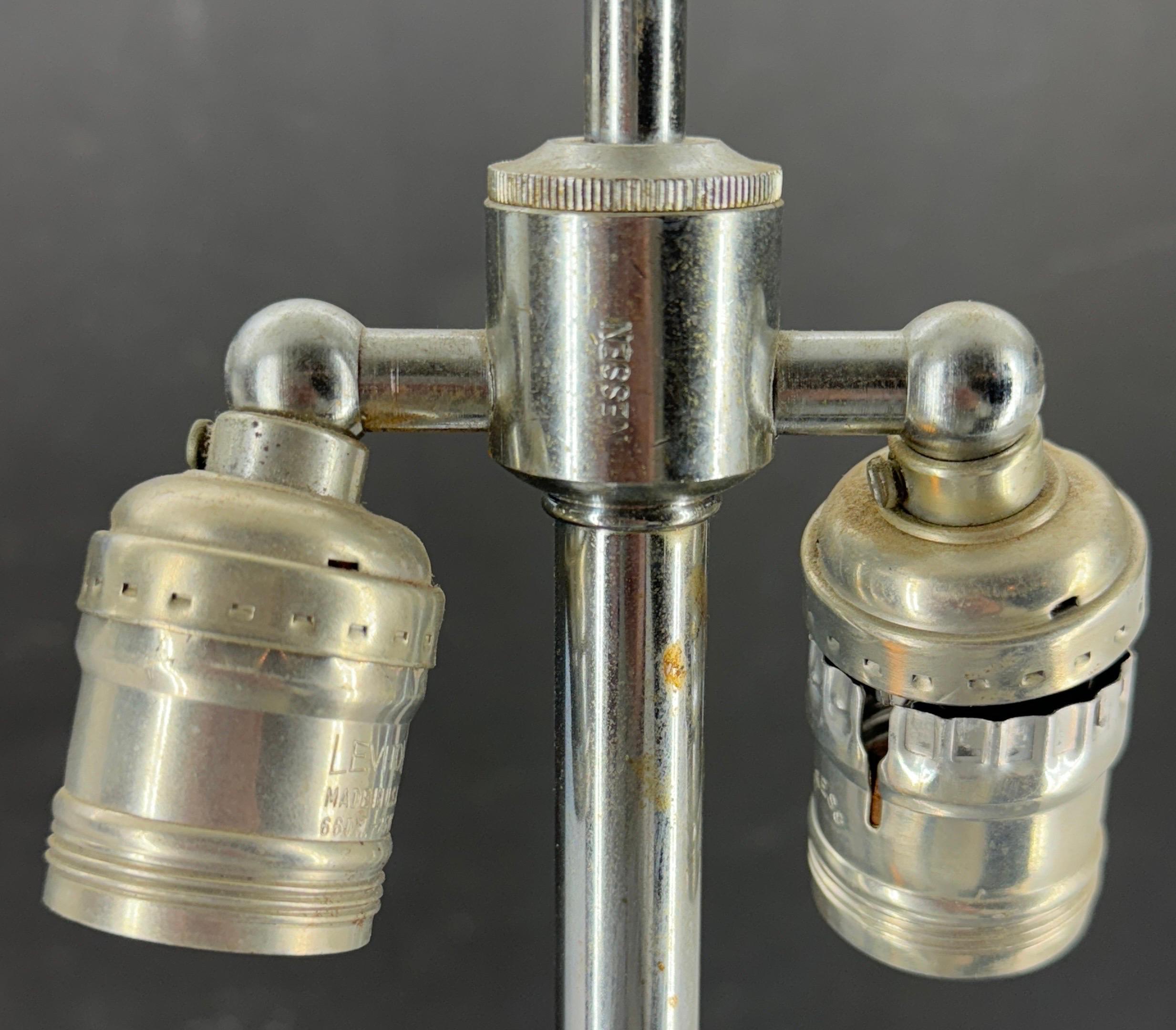 Lampe de table chromée mi-siècle moderne signée Walter Von Nessen en vente 4
