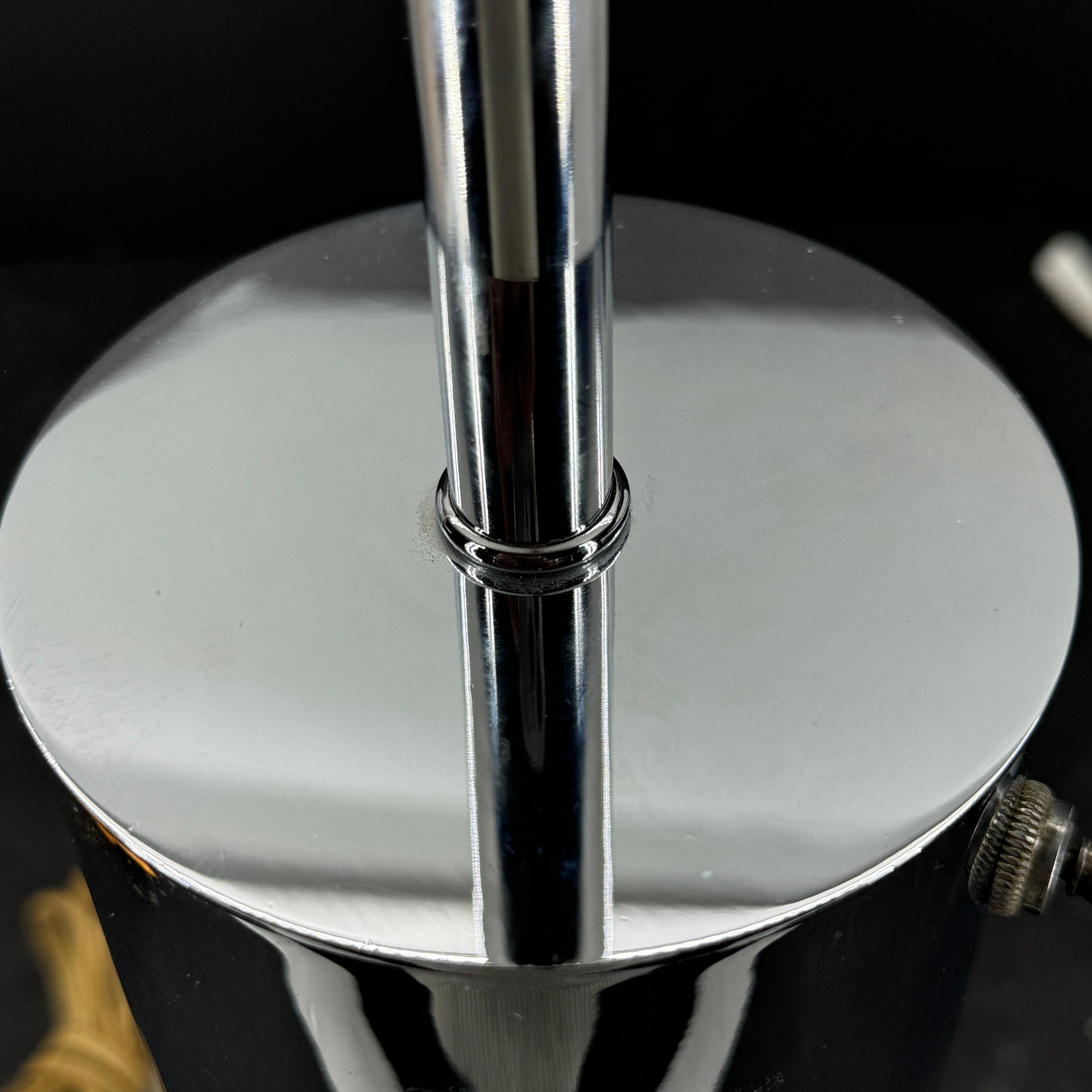 Lampe de table chromée mi-siècle moderne signée Walter Von Nessen en vente 5