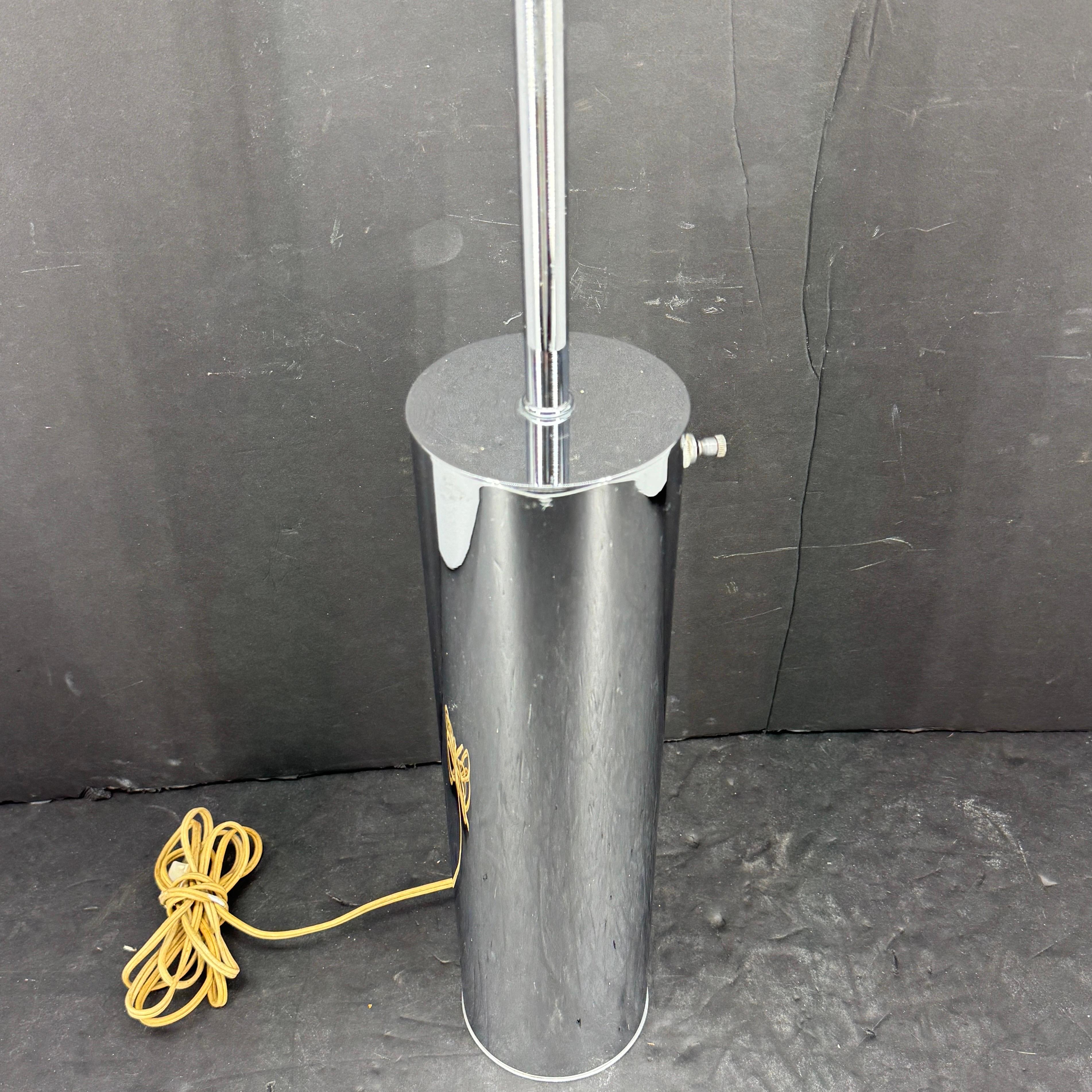 Impressionnante lampe cylindrique du milieu du siècle dernier du célèbre fabricant de lampes Walter Von Nessen. La lampe est signée NESSEN en haut.
Cette lampe serait un ajout merveilleux à toute maison présentant un décor de style MCM ou classique. 