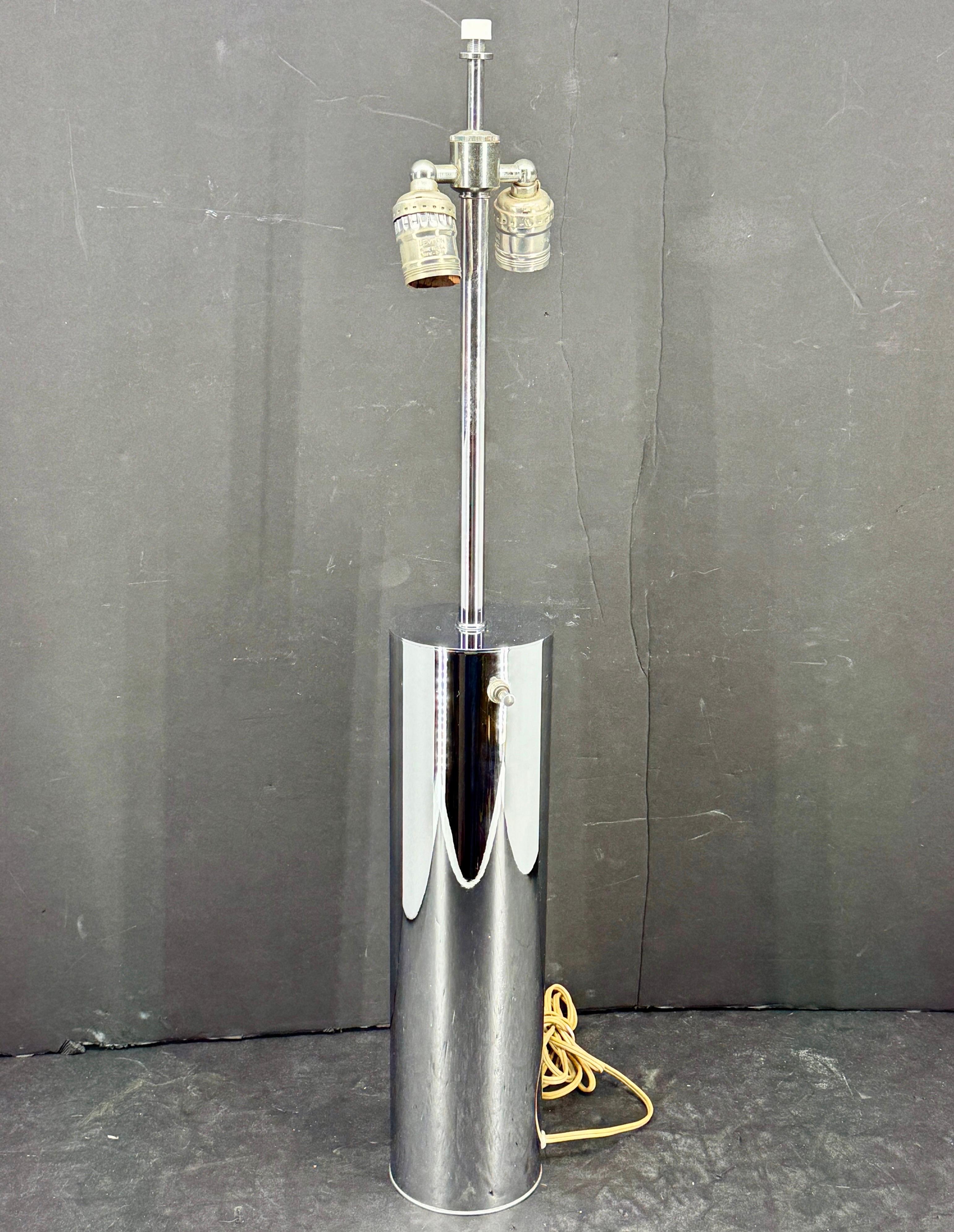 Fait main Lampe de table chromée mi-siècle moderne signée Walter Von Nessen en vente