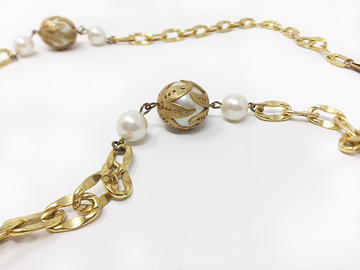 VINTAGE MIRIAM HASKEL NECKLACE Gold Gilt and faux pearls 
Signed Miriam Haskell Baroque Pearl With Gilt Filigree caps and thick gold filled dimensional Chain link Necklace, 1950's style.  A Classic style Miriam Haskel thick gold plated chain links,