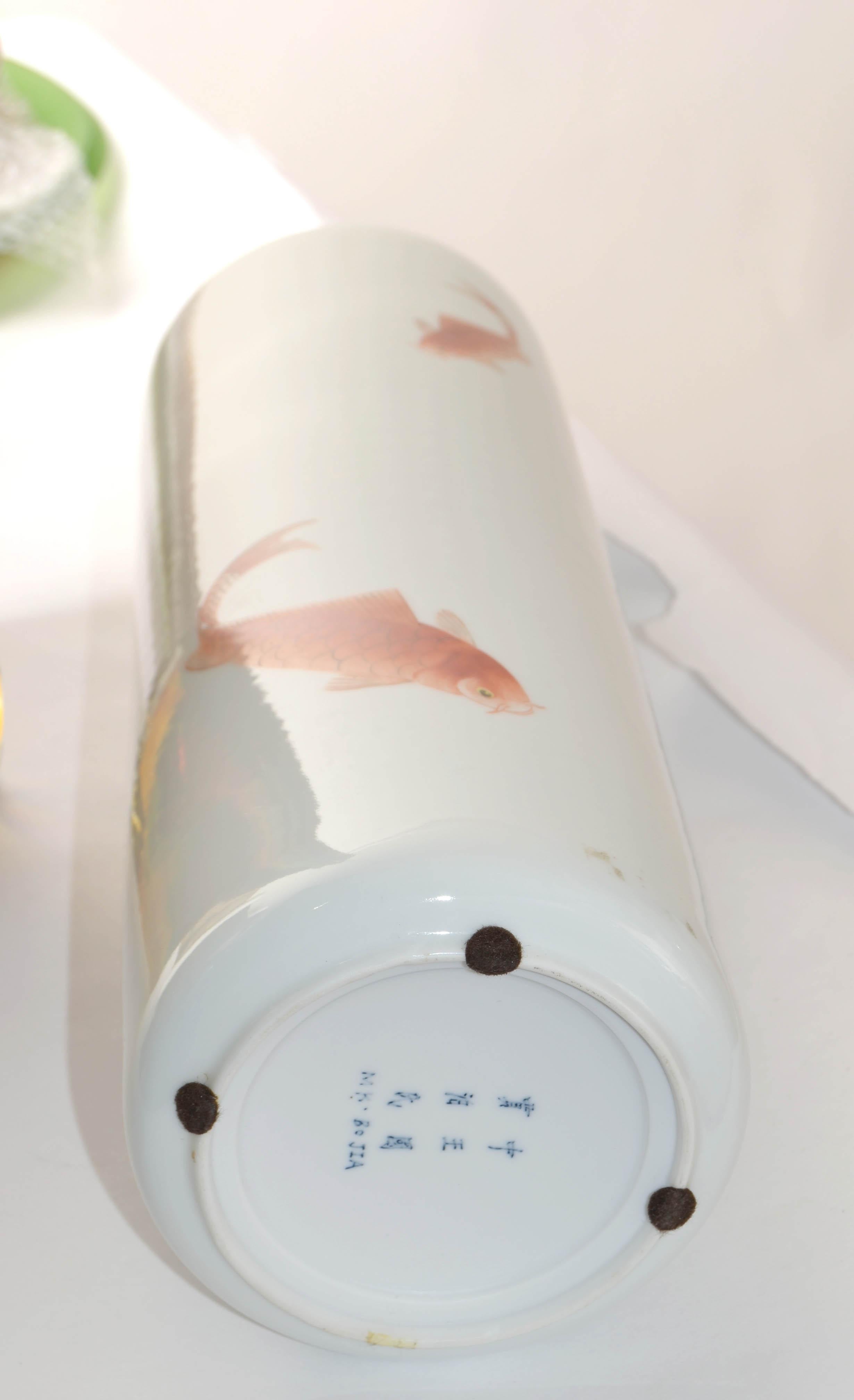 Jarrón de porcelana con decoración dorada de pez koi, rojo hierro, firmado MK BO JIA Japón en venta 3