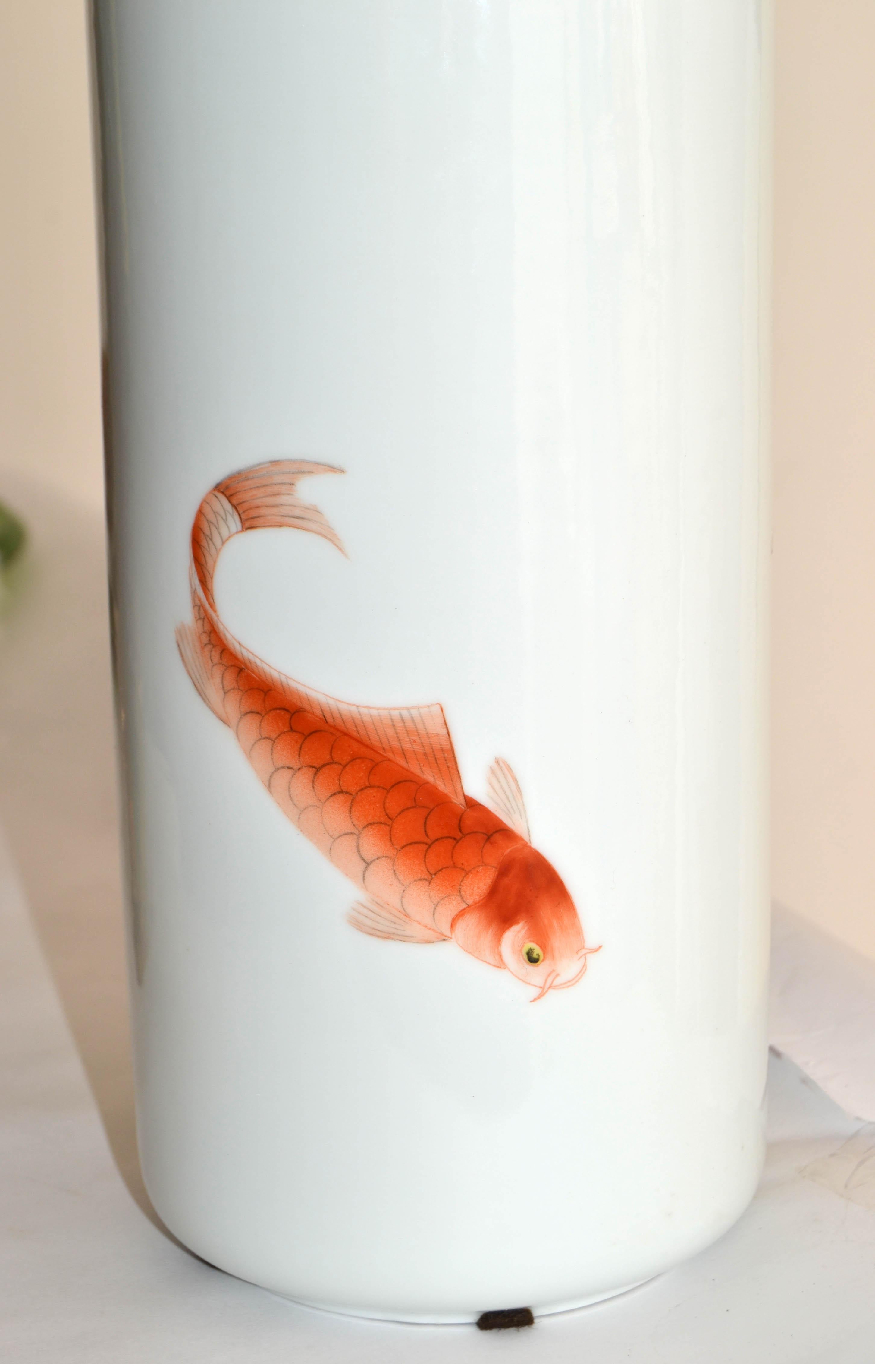 Jarrón de porcelana con decoración dorada de pez koi, rojo hierro, firmado MK BO JIA Japón en venta 4