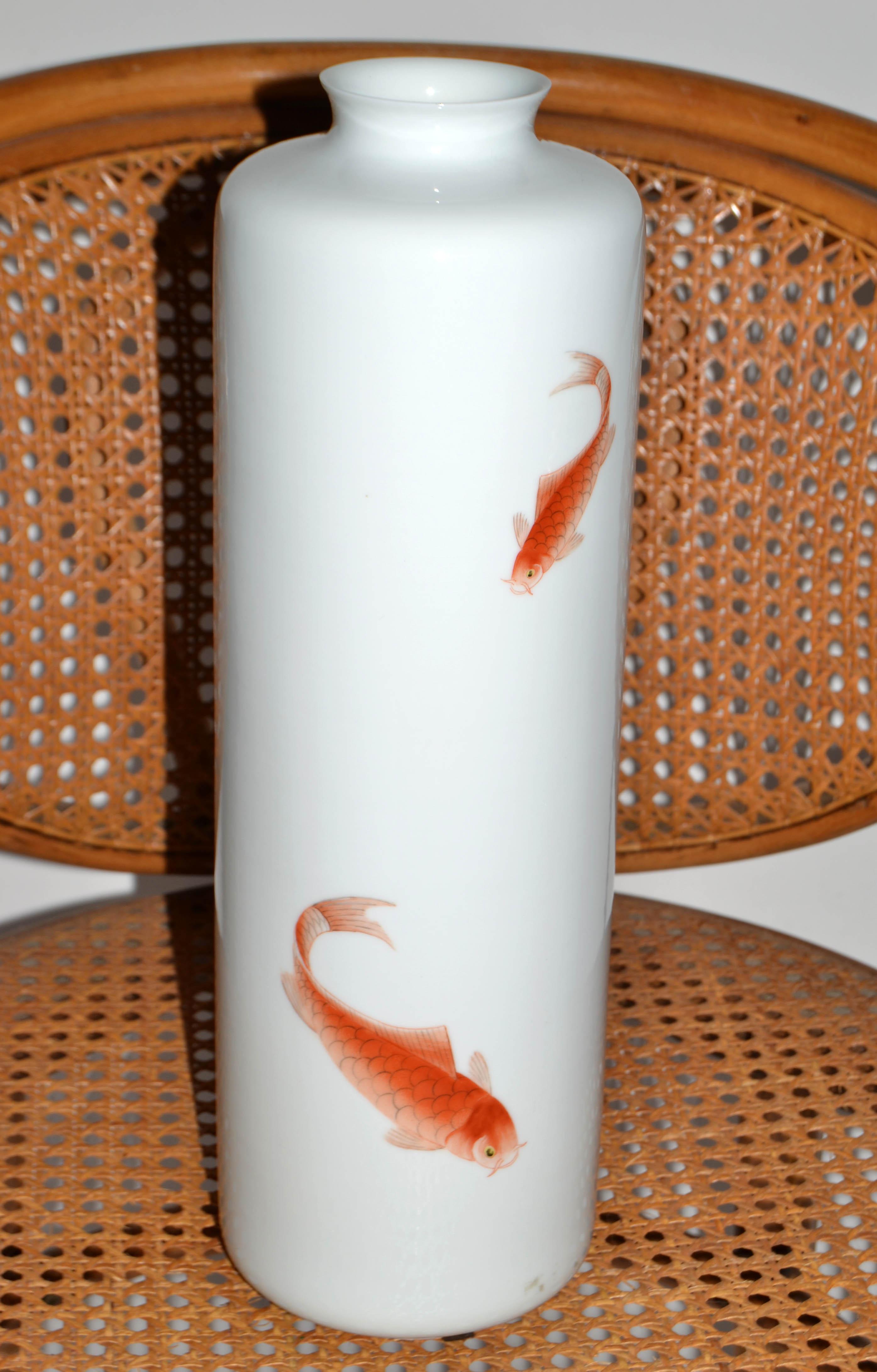 Jarrón de porcelana con decoración dorada de pez koi, rojo hierro, firmado MK BO JIA Japón en venta 6
