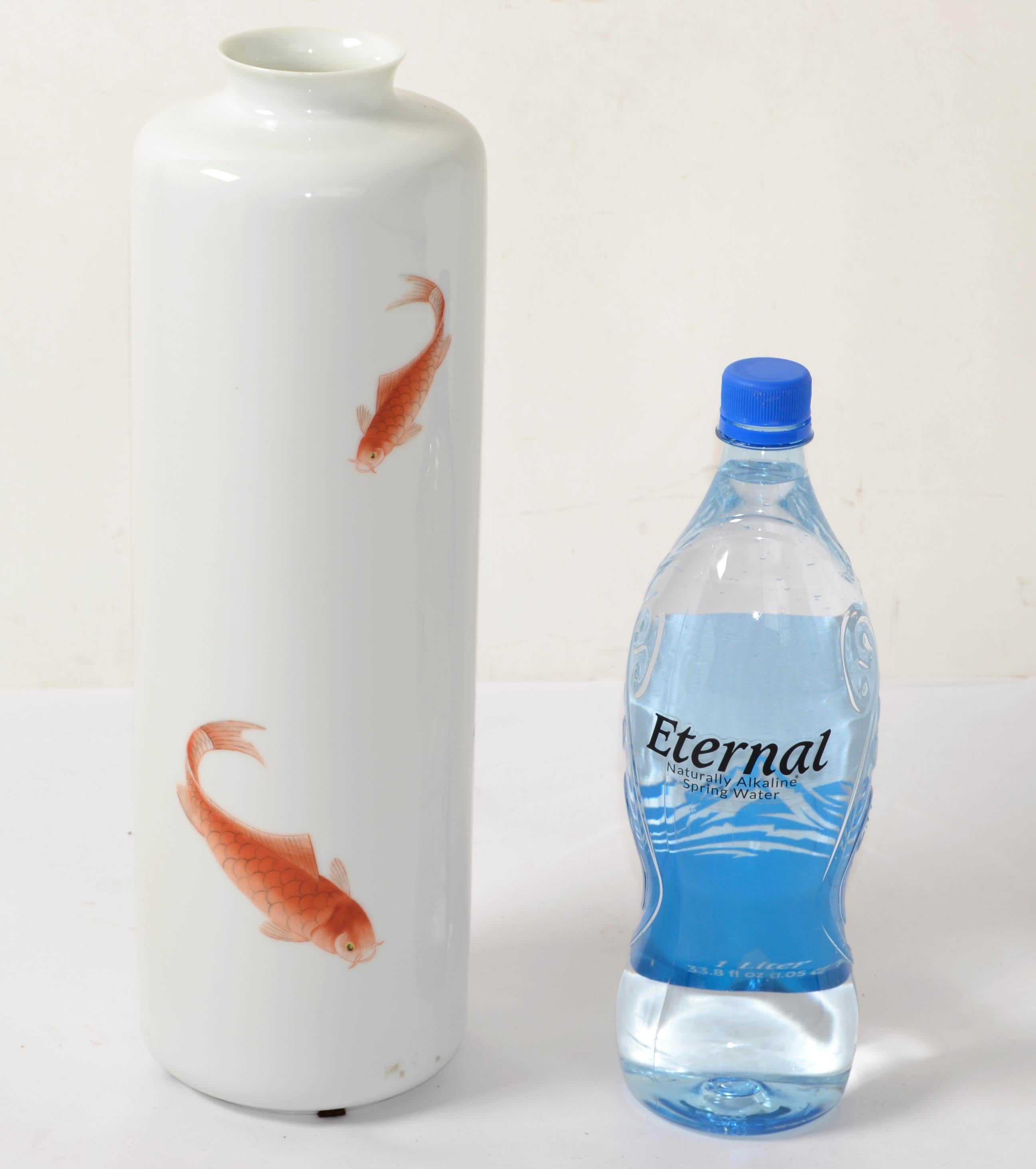 Jarrón de porcelana con decoración dorada de pez koi, rojo hierro, firmado MK BO JIA Japón en venta 7