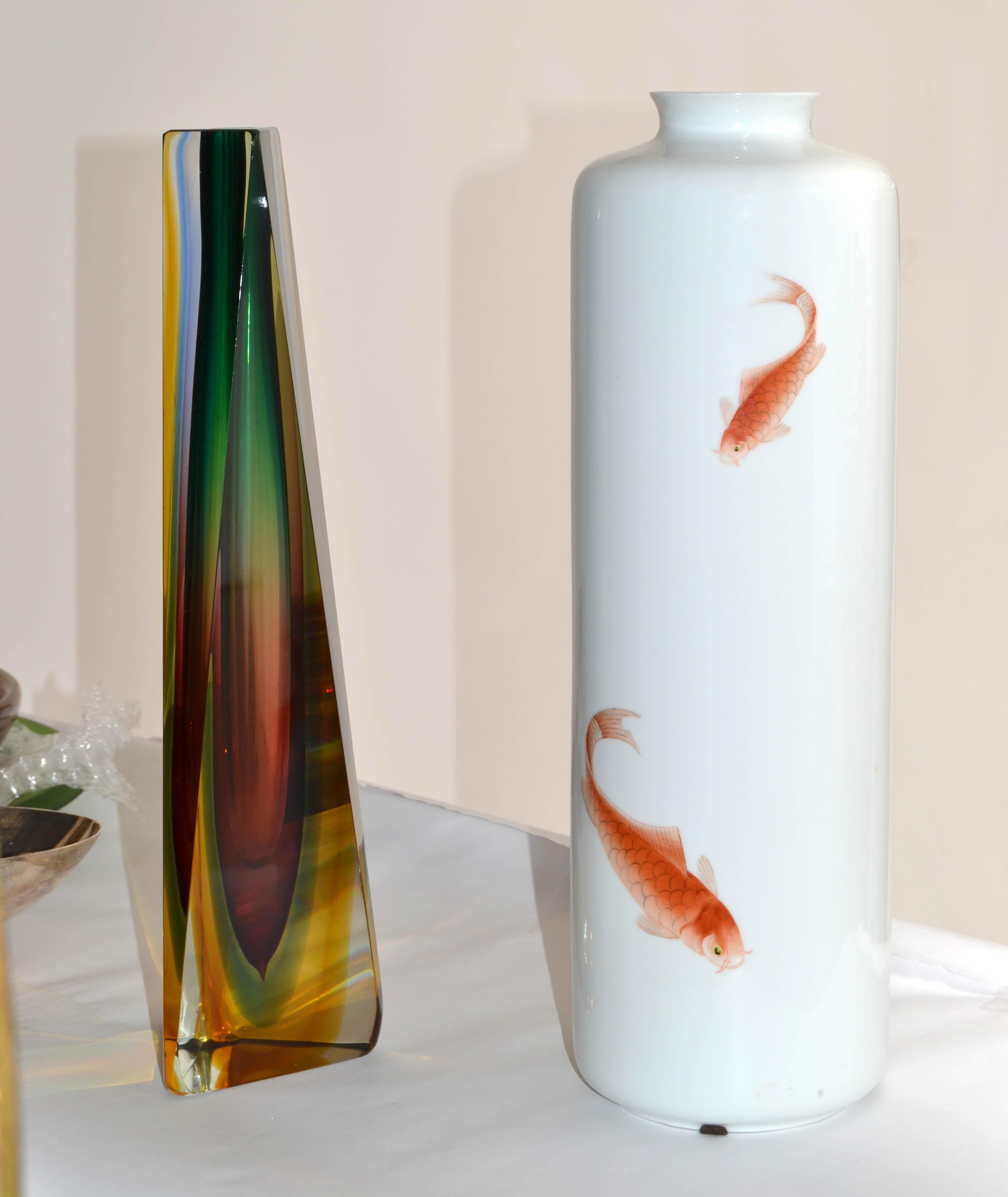 Jarrón de porcelana con decoración dorada de pez koi, rojo hierro, firmado MK BO JIA Japón en venta 8