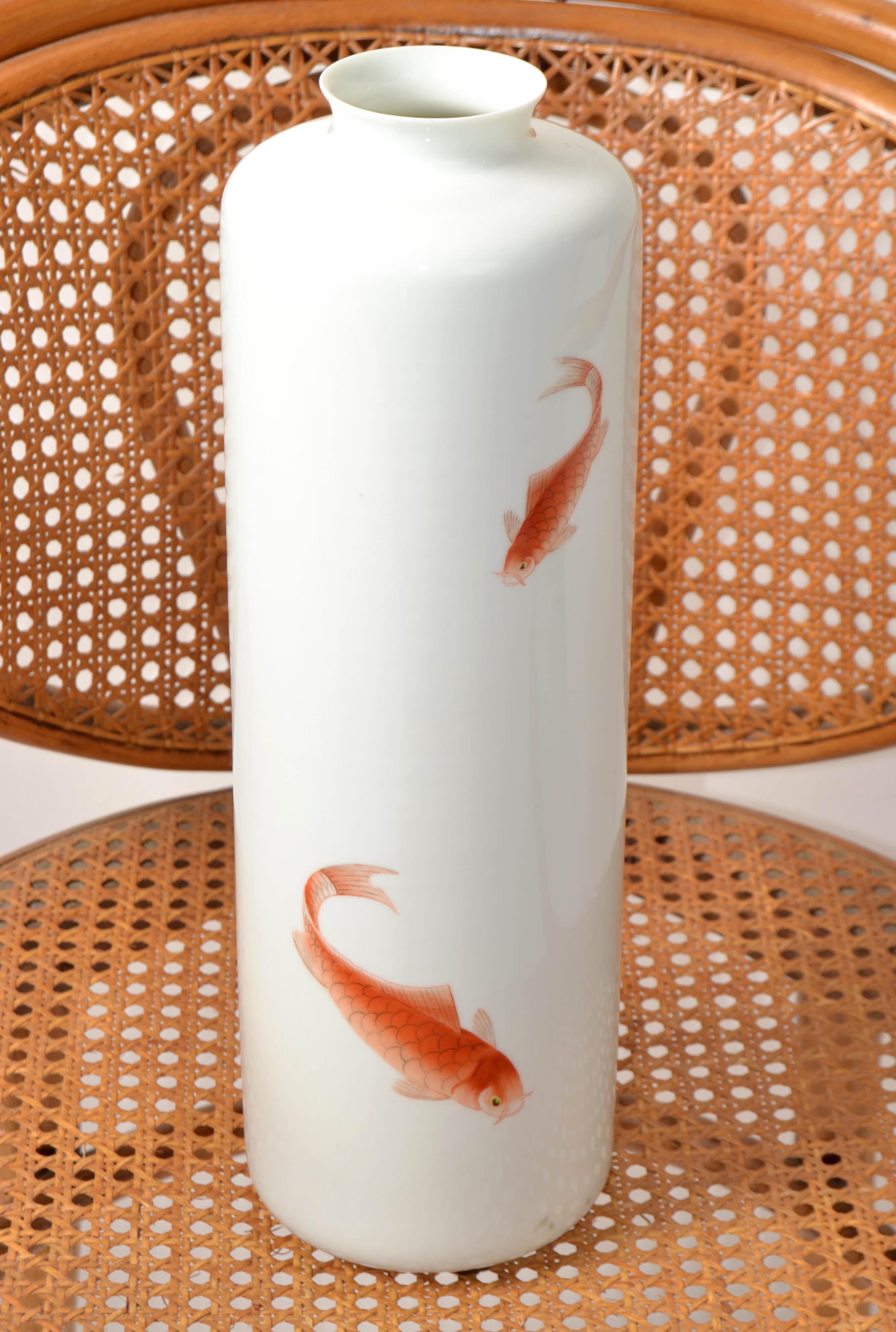 Jarrón de porcelana con decoración dorada de pez koi, rojo hierro, firmado MK BO JIA Japón en venta 9