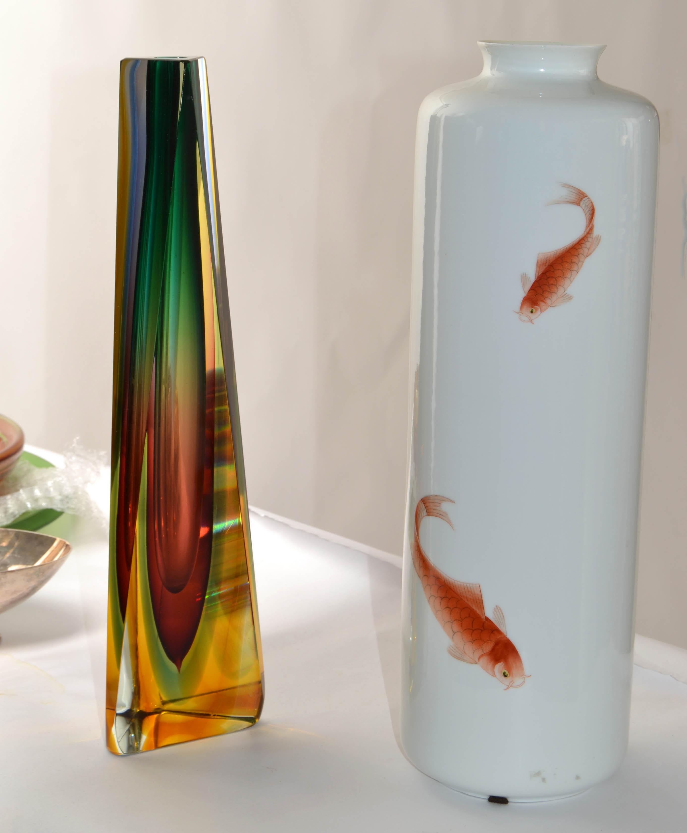 Jarrón de porcelana con decoración dorada de pez koi, rojo hierro, firmado MK BO JIA Japón Japonés en venta
