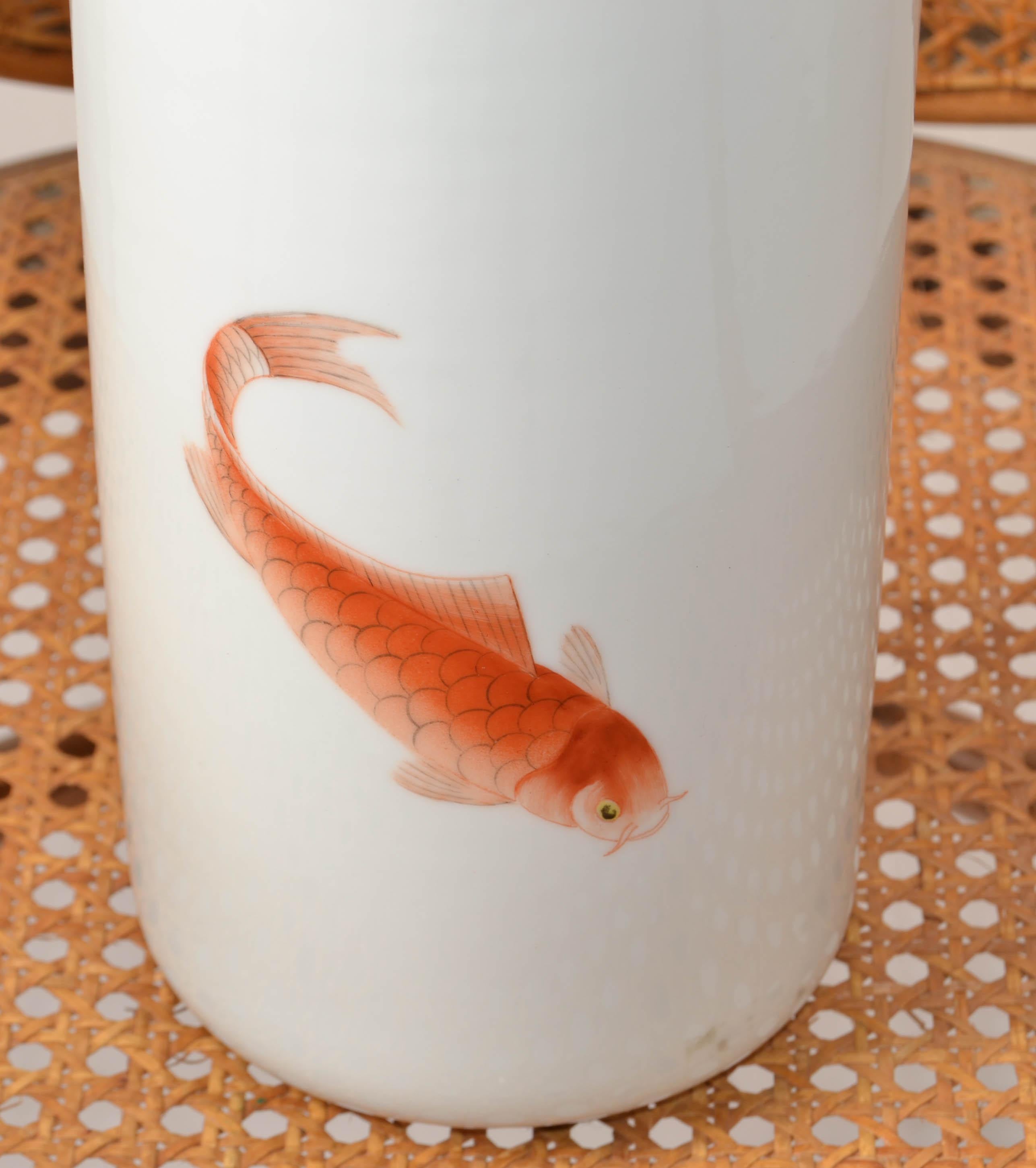 Jarrón de porcelana con decoración dorada de pez koi, rojo hierro, firmado MK BO JIA Japón en Bueno estado para la venta en Miami, FL