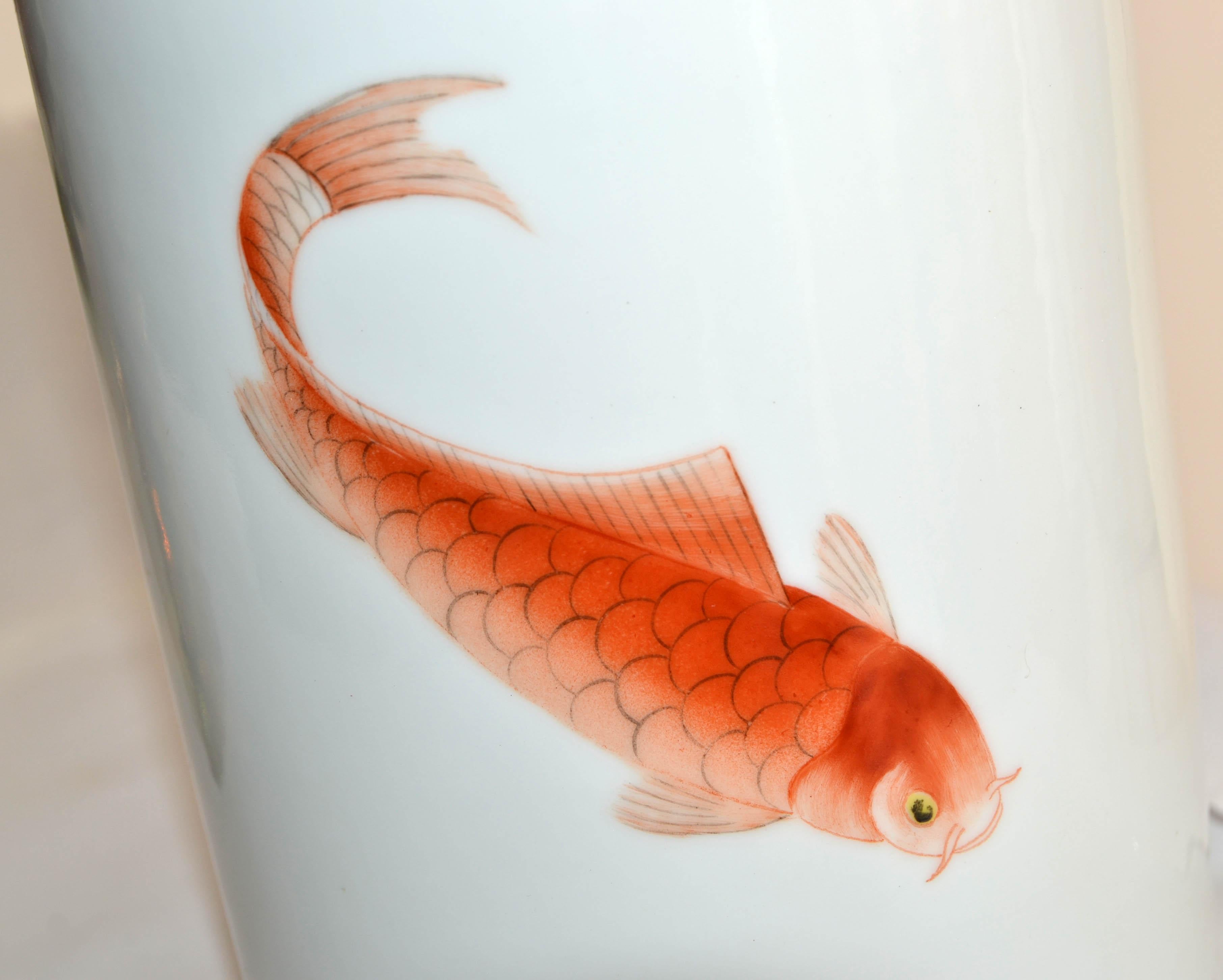 Jarrón de porcelana con decoración dorada de pez koi, rojo hierro, firmado MK BO JIA Japón siglo XX en venta