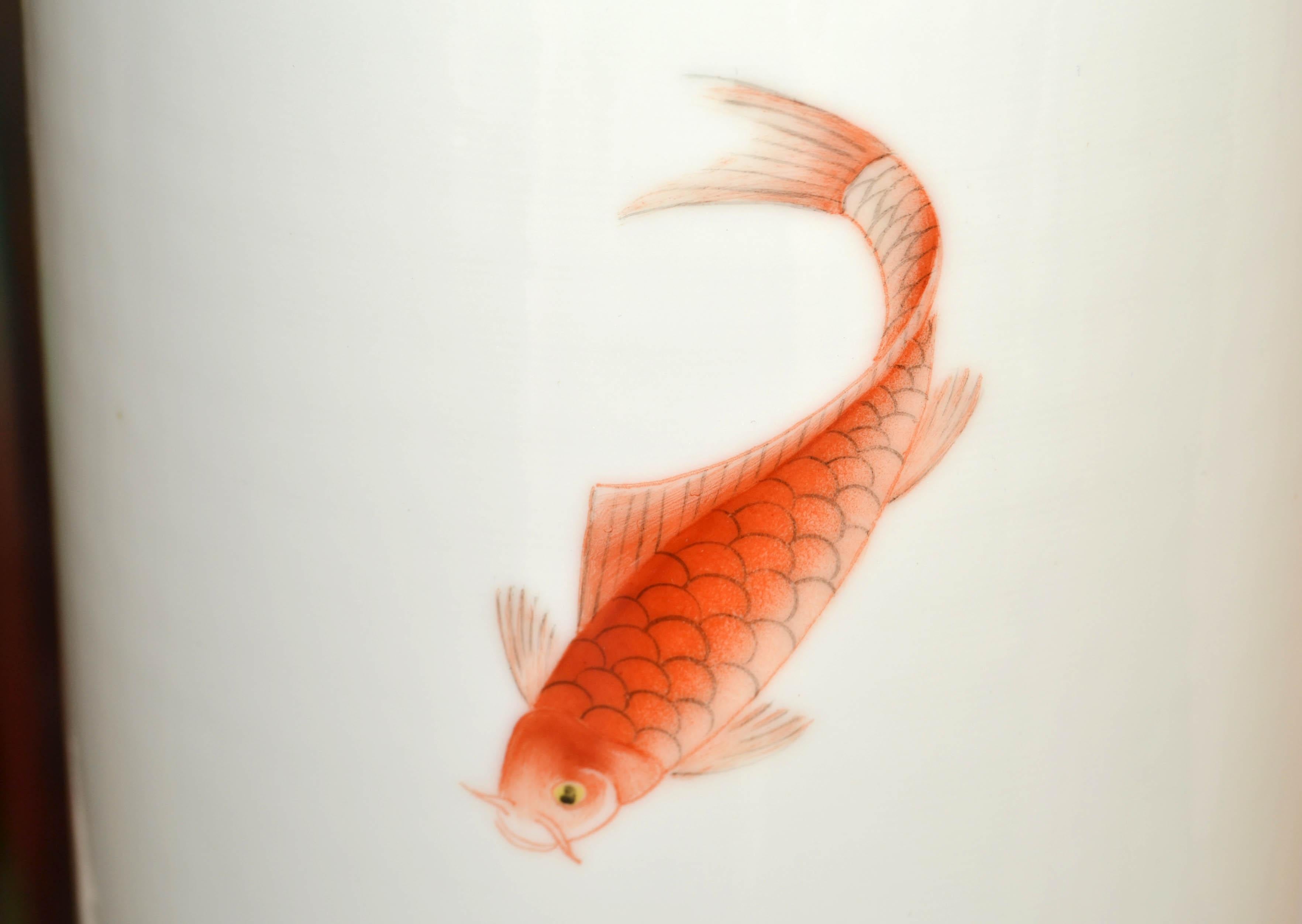 Jarrón de porcelana con decoración dorada de pez koi, rojo hierro, firmado MK BO JIA Japón Porcelana en venta