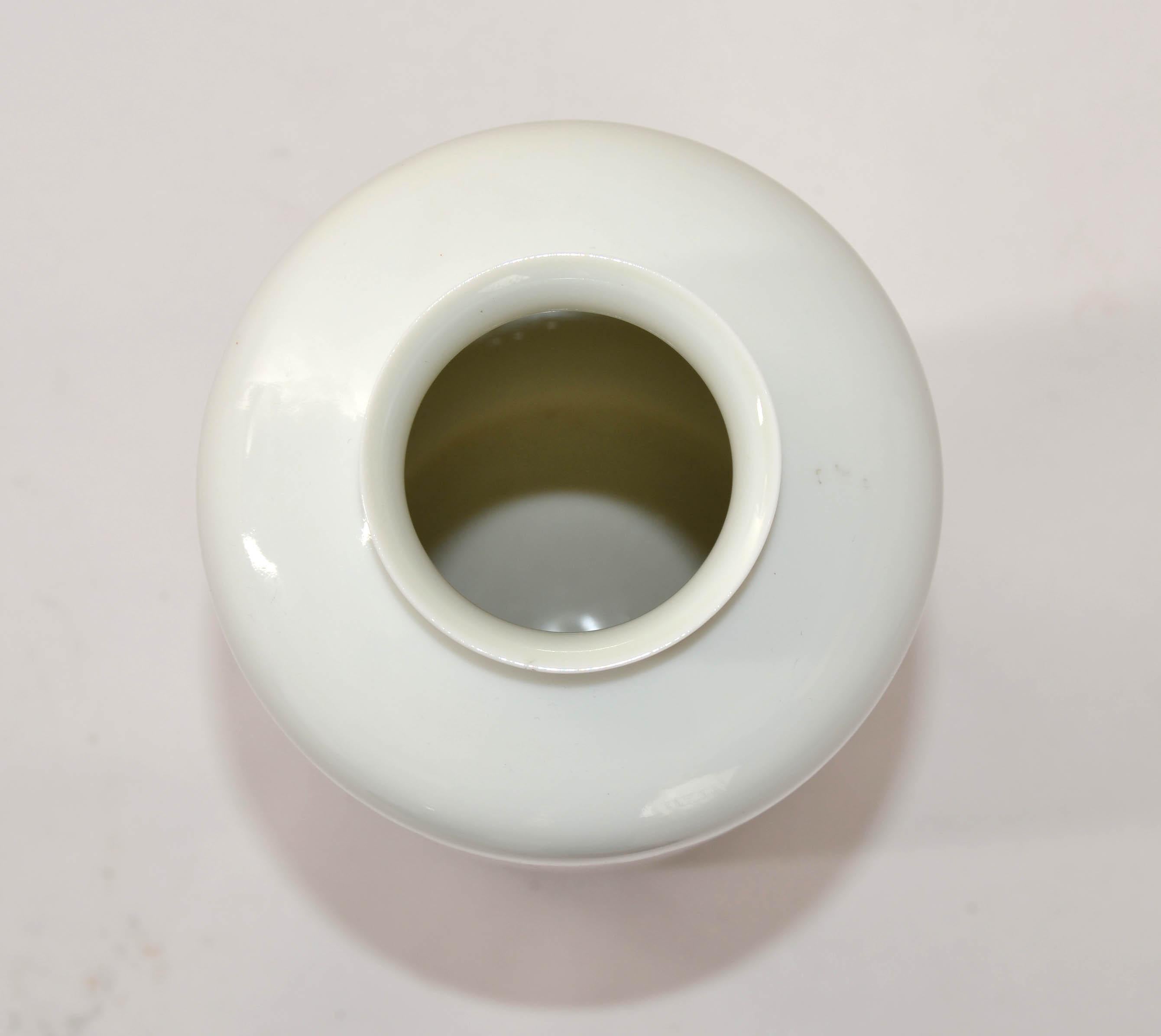 Jarrón de porcelana con decoración dorada de pez koi, rojo hierro, firmado MK BO JIA Japón en venta 1