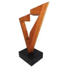 Sculpture en bois de cerisier de style constructiviste abstrait moderne signée et sur socle
