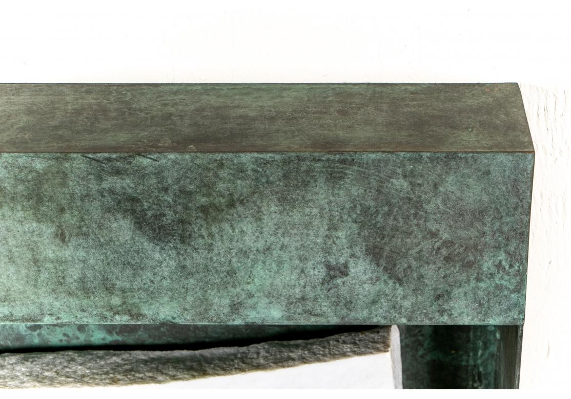 Moderne Marmorrelief-Skulptur in Verdigris-Kupferrahmen, signiert im Angebot 1