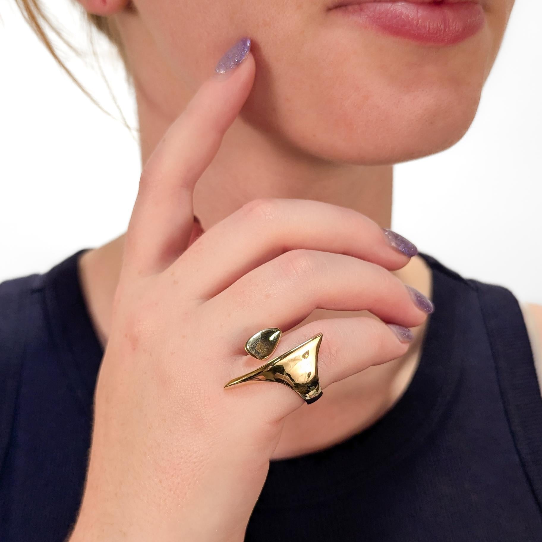A fine signed Modernist gold cocktail ring.

By Ed Wiener, the renowned New York City Mid-Century jewelry maker.

In 14 karat yellow gold.

In an abstract sculptural form.

Ed Wiener was one of the most important jewelry designers in post-war New