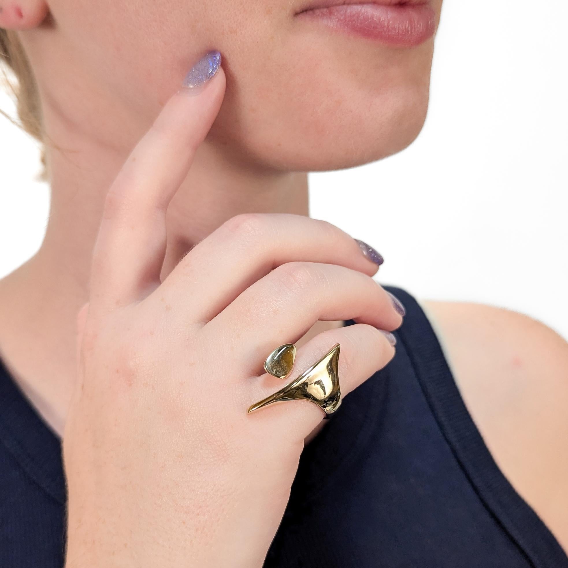 Signed Modernist Ed Wiener 14K Gold Cocktail Ring In Good Condition For Sale In Philadelphia, PA