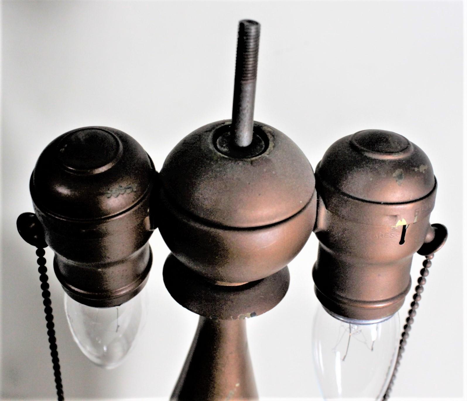 Lampada da tavolo in metallo patinato con base e tappo firmati Moe Bridges Arts & Crafts in vendita 2