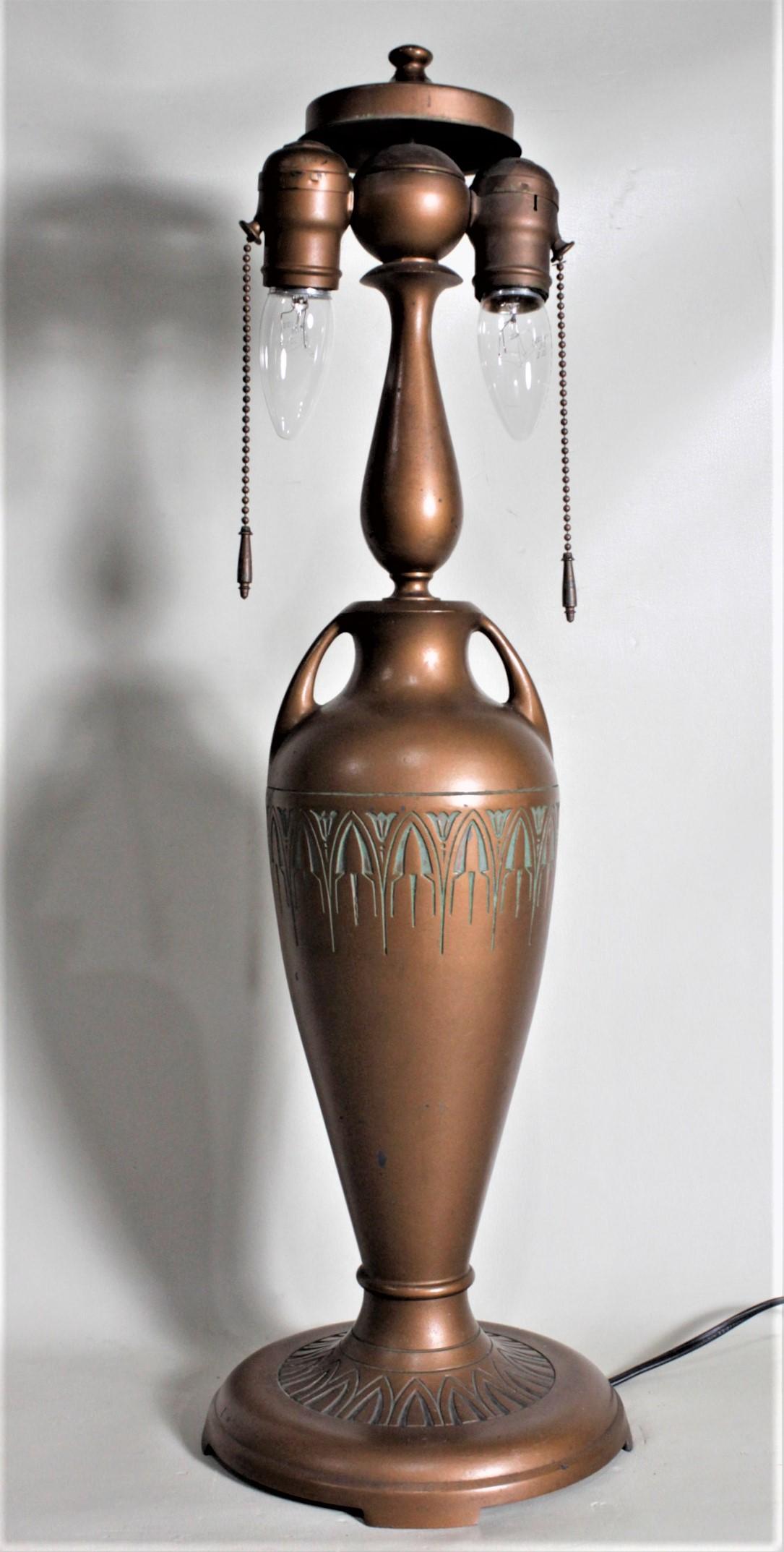 Arts and Crafts Lampada da tavolo in metallo patinato con base e tappo firmati Moe Bridges Arts & Crafts in vendita