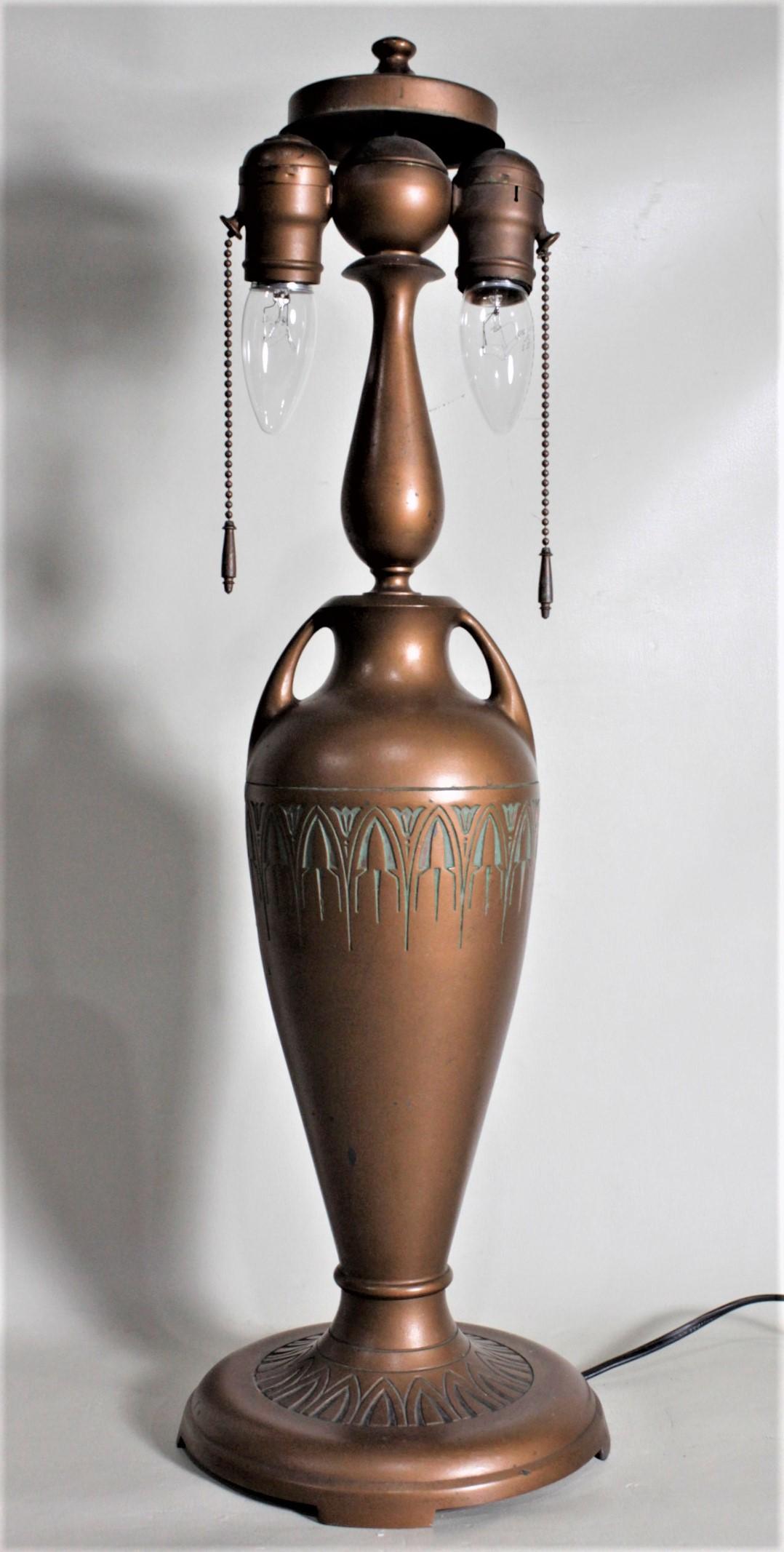 20ième siècle Base de lampe de table et capuchon en métal patiné Arts & Crafts signé Moe Bridges en vente
