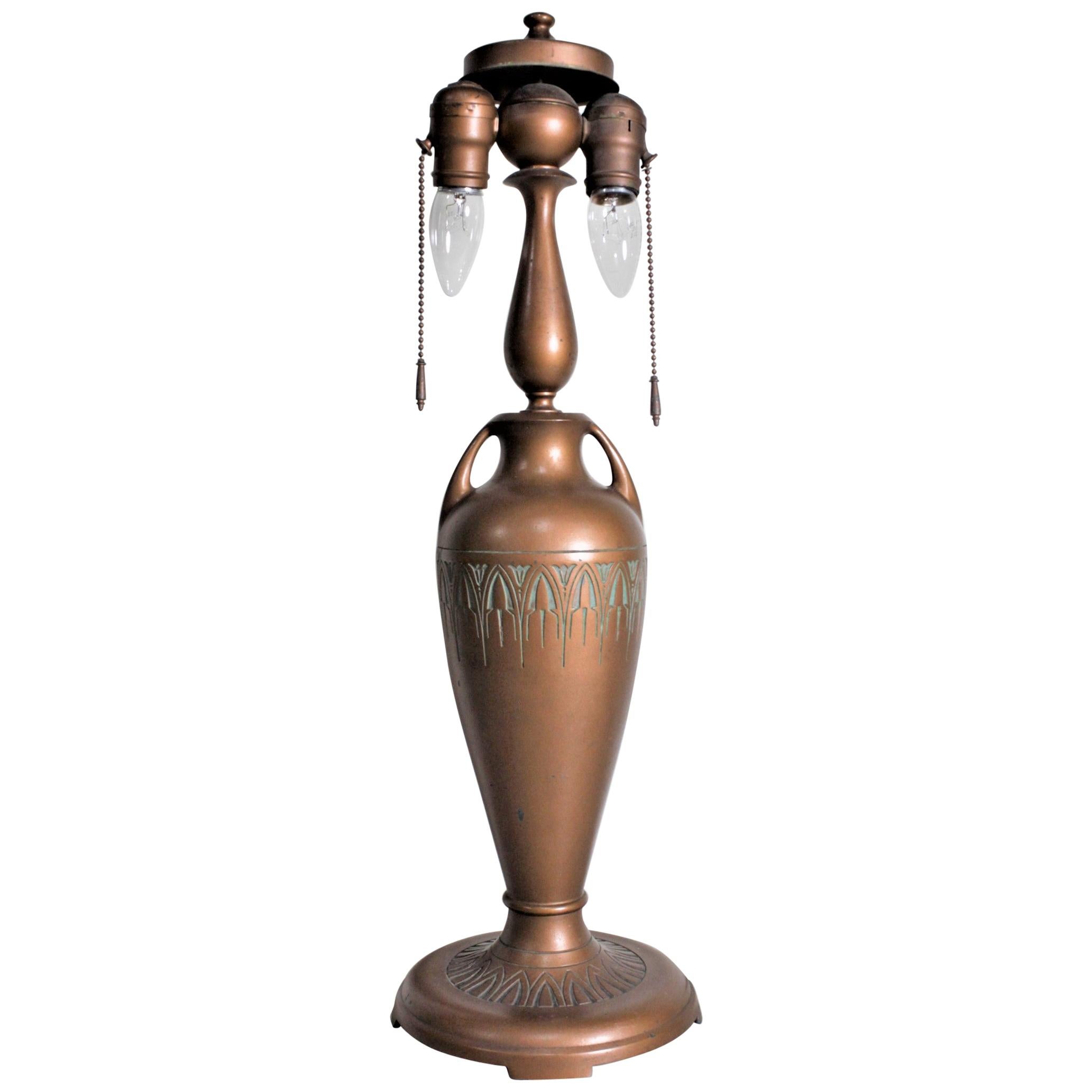 Lampada da tavolo in metallo patinato con base e tappo firmati Moe Bridges Arts & Crafts in vendita