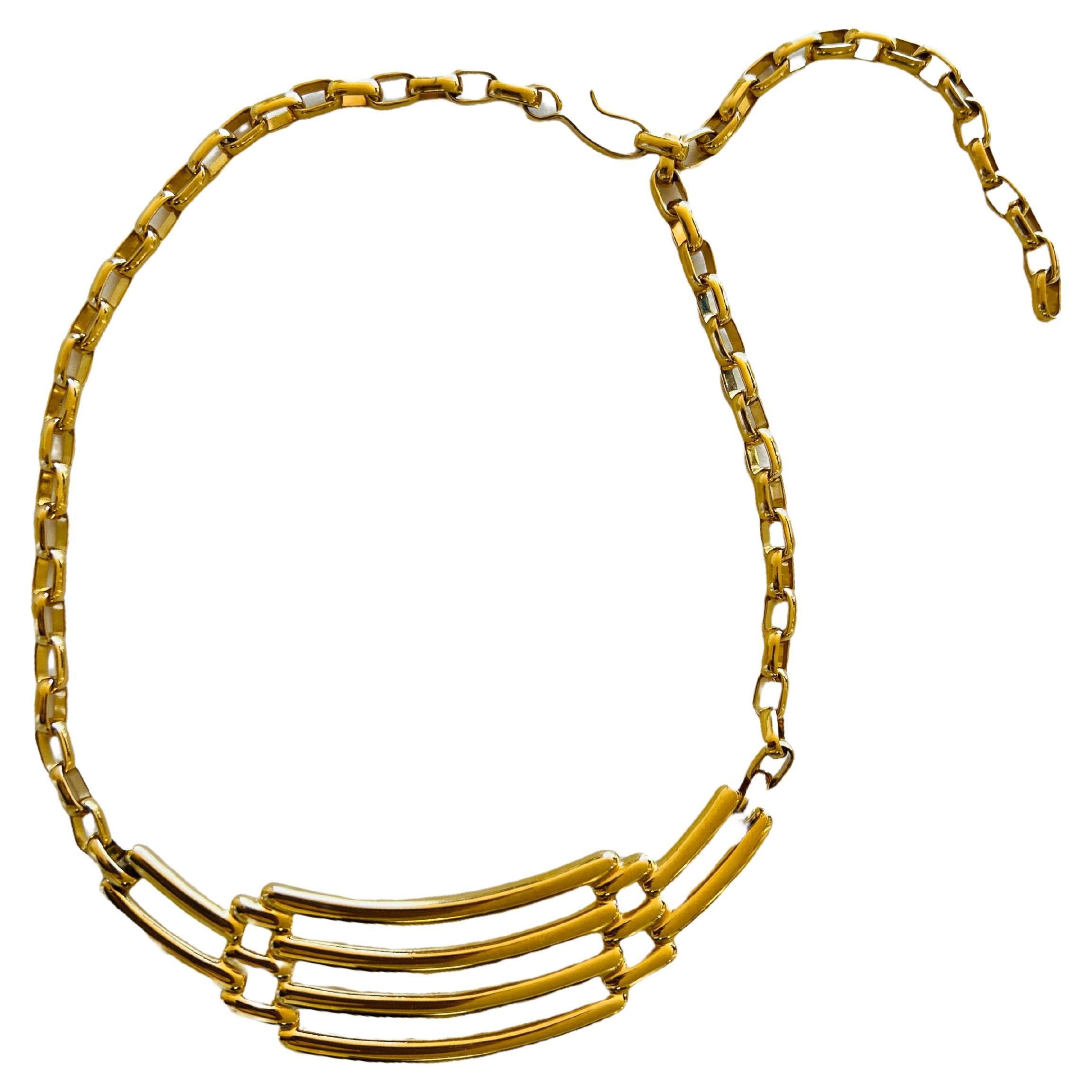 Este collar Monet vintage es una mezcla perfecta de diseño modernista y sofisticación clásica. Con sus elegantes barras curvadas en tono dorado, esta pieza crea un elegante efecto de jaula en capas que añade un toque de alta costura a cualquier