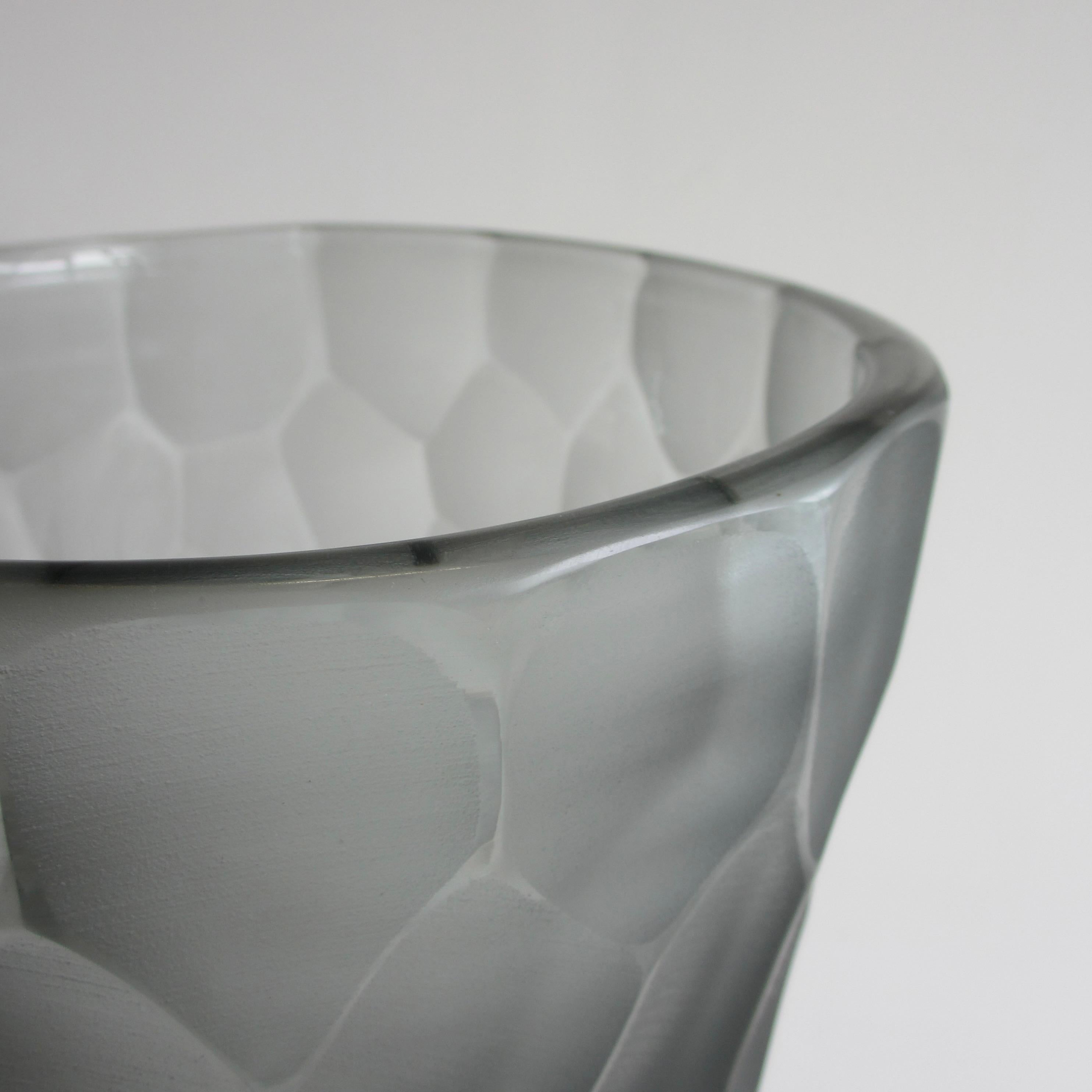 Grande vaso in vetro soffiato a mano 'Diamond', Italia, Murano.

Grande vaso in vetro con rombi di colore verde. Inciso con firma sulla base. Bellissimo e grande vaso decorativo in vetro di Murano.
Condizioni:  Condizioni eccellenti