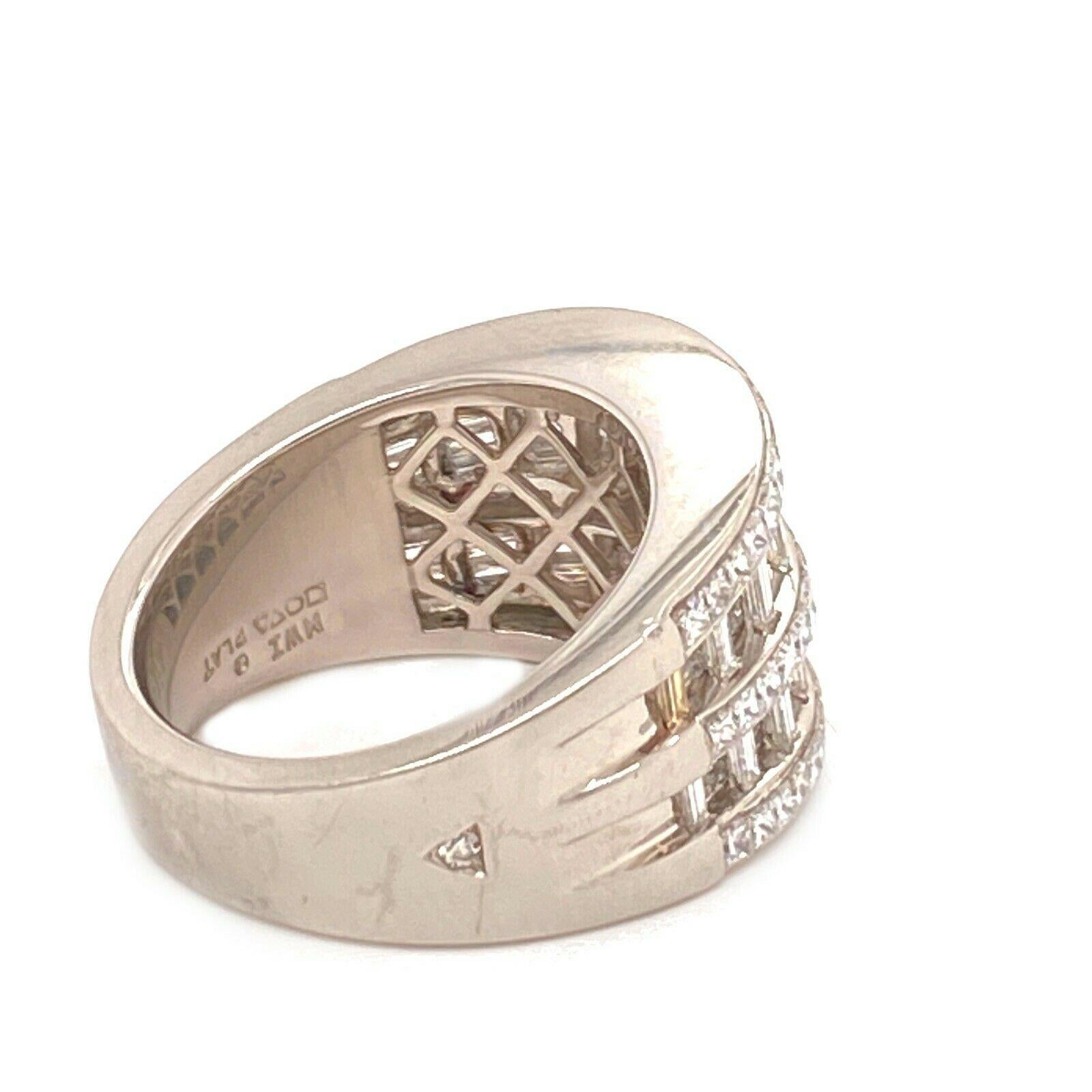 Anillo de cóctel en capas con diamantes redondos y baguette MWI firmados en platino Corte baguette en venta