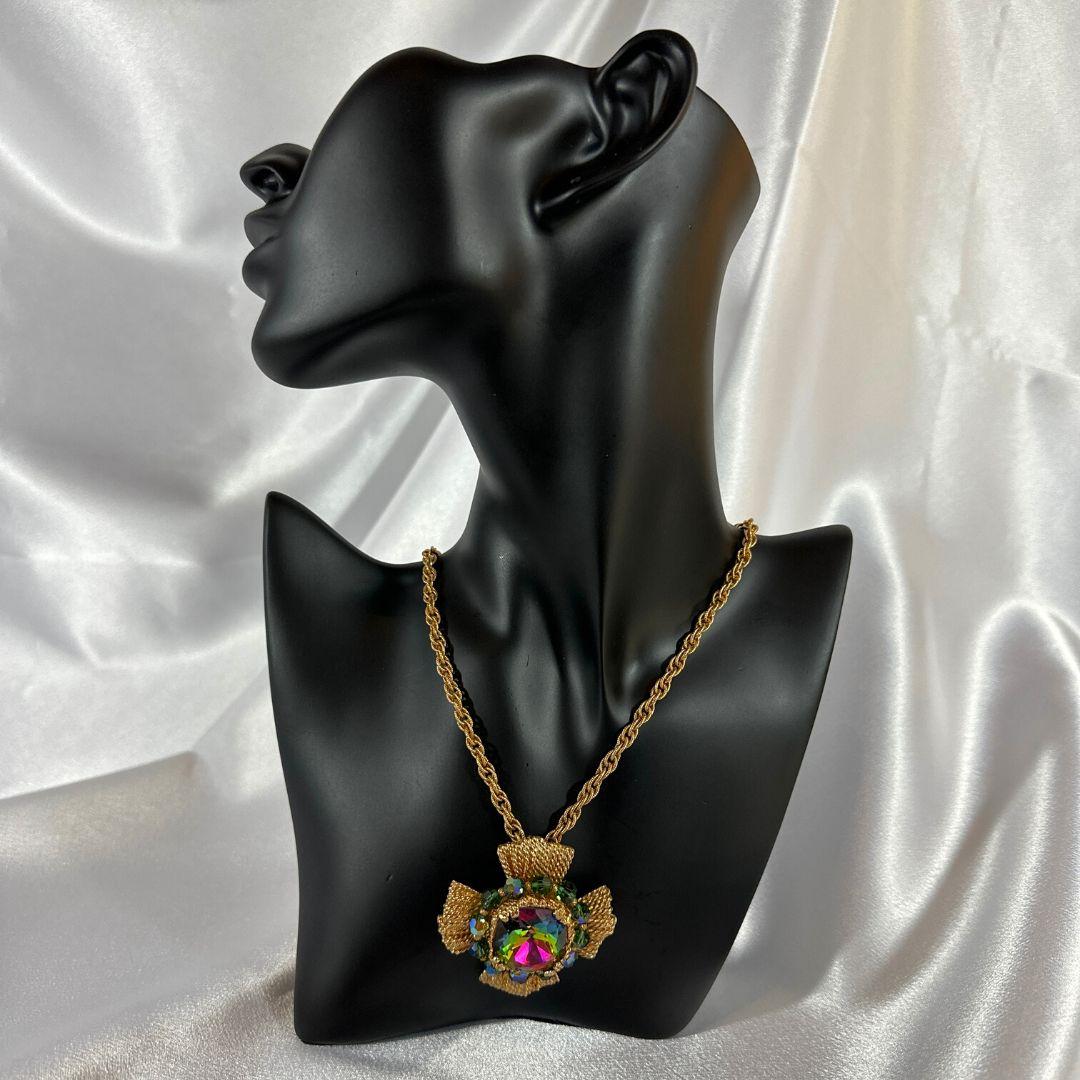Antique Pendant Vintage Napier Pendant / Brooch Necklace

Chain Length: 24.75″

Bin Code: B6 / P3

Embrace the charm of yesteryears with this Antique Vintage Napier Pendant/Brooch Necklace. Adorned with dazzling rhinestones, this versatile piece can