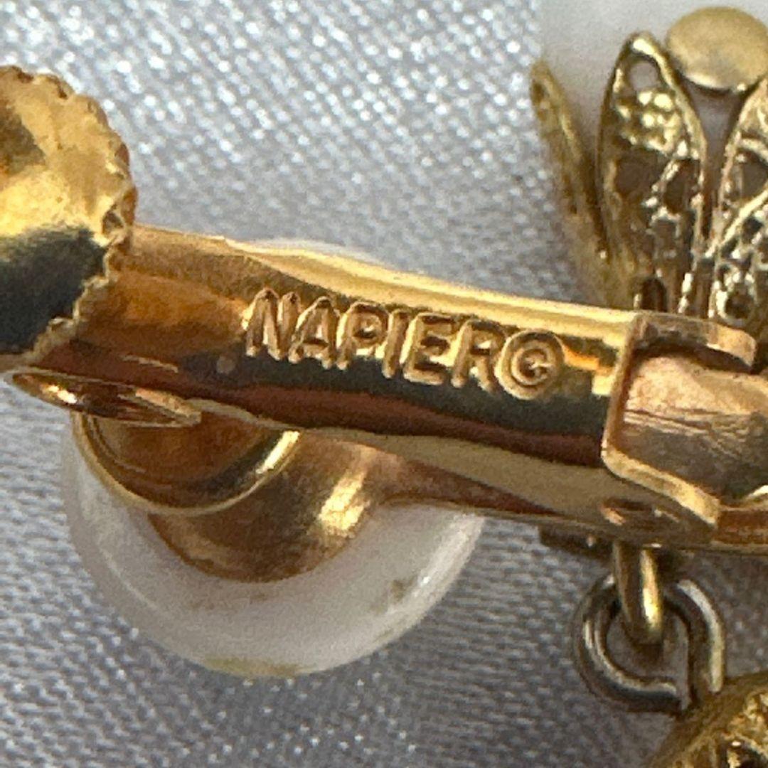 Ensemble de colliers et de boucles d'oreilles en verre blanc signé Napier avec plusieurs gouttes et une longue boucle Excellent état - En vente à Jacksonville, FL