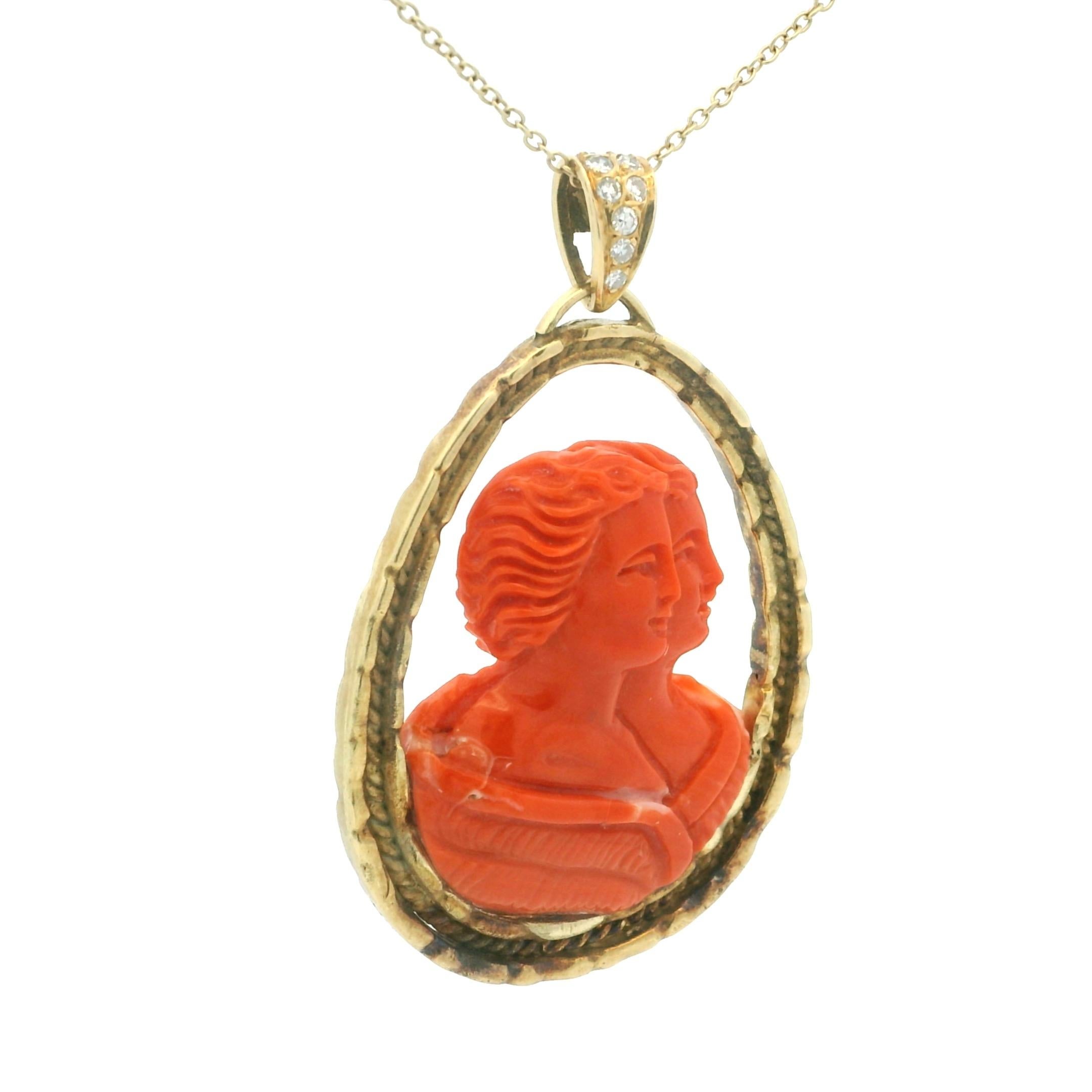 Taglio misto Ciondolo con cammeo a doppia figura in corallo sardo in oro 18 carati, firmato Natan. in vendita