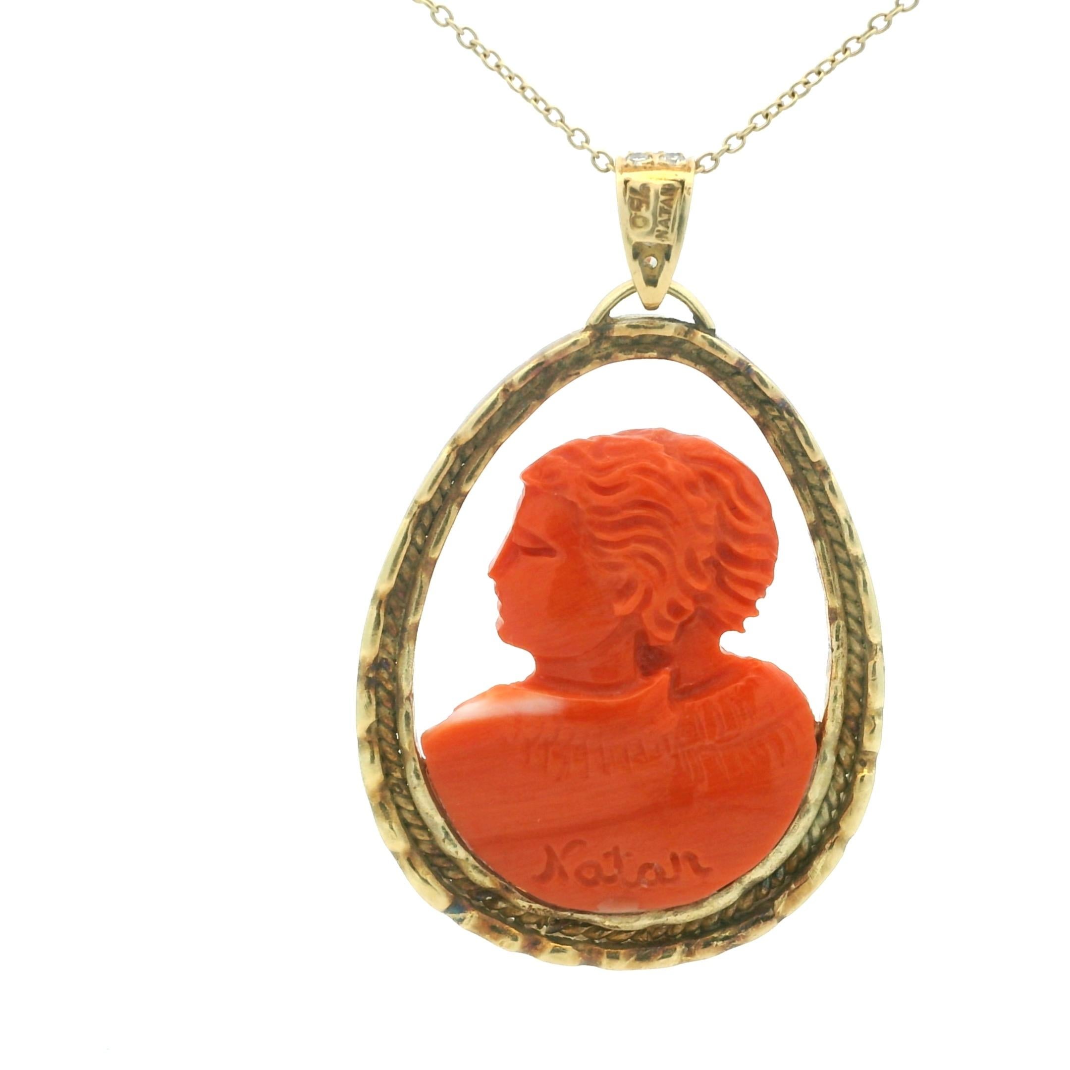 da uomo o donna Ciondolo con cammeo a doppia figura in corallo sardo in oro 18 carati, firmato Natan. in vendita