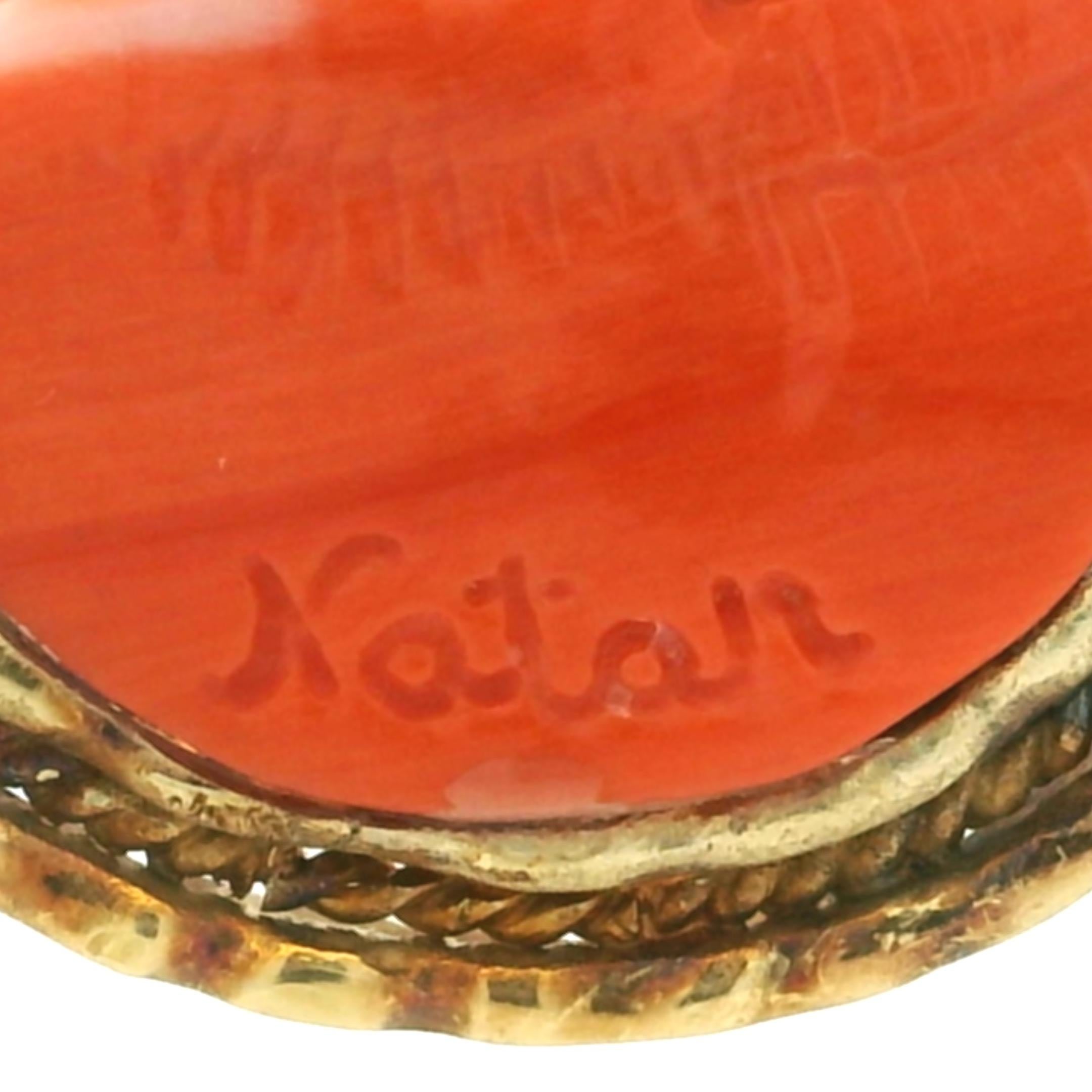 Ciondolo con cammeo a doppia figura in corallo sardo in oro 18 carati, firmato Natan. in vendita 2