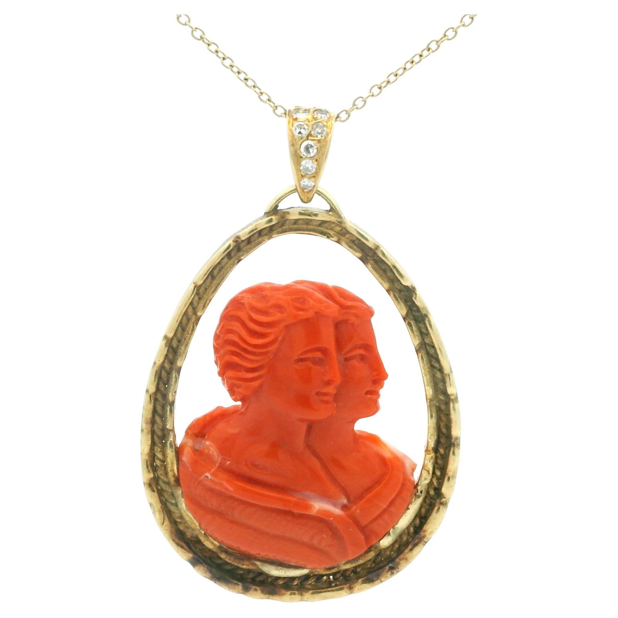 Ciondolo con cammeo a doppia figura in corallo sardo in oro 18 carati, firmato Natan. in vendita