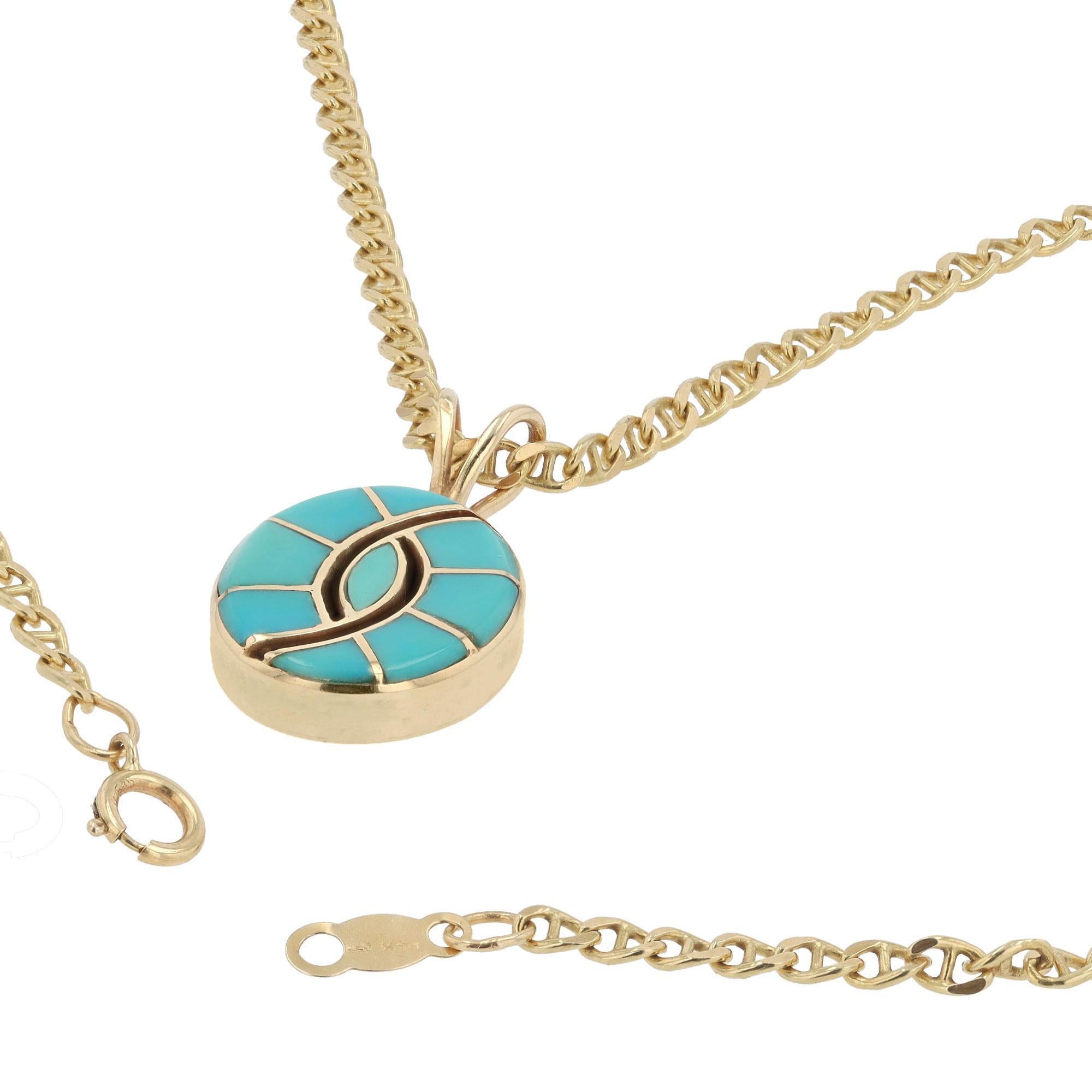 Contemporaneo Collana con ciondolo in oro 14k firmata dai nativi americani con intarsio di turchese Kingman in vendita