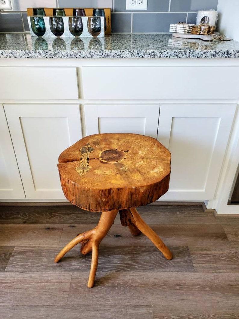 An extraordinary rustic modern natural live edge table, featuring an organic free-form tree slice with artistic pyrography artwork and natural sculptural rootwood base.

Late 20th century, United States, having a round live edge thick tree trunk
