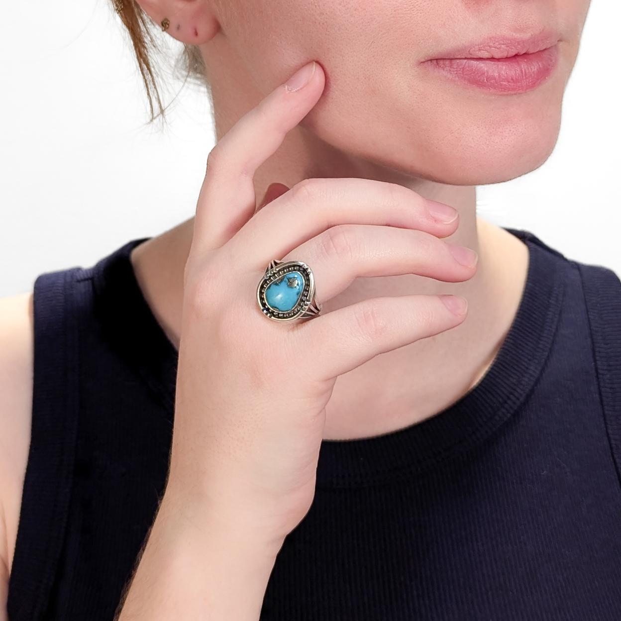Ein feiner signierter Navajo-Ring. 

Von Oscar Alexius.

Aus Sterlingsilber.

Mit einem zentralen, in die Lünette gefassten Morenci-Türkis-Cabochon.

Auf der Innenseite markiert.

Einfach ein wunderschöner Navajo-Ring!

Datum:
20.