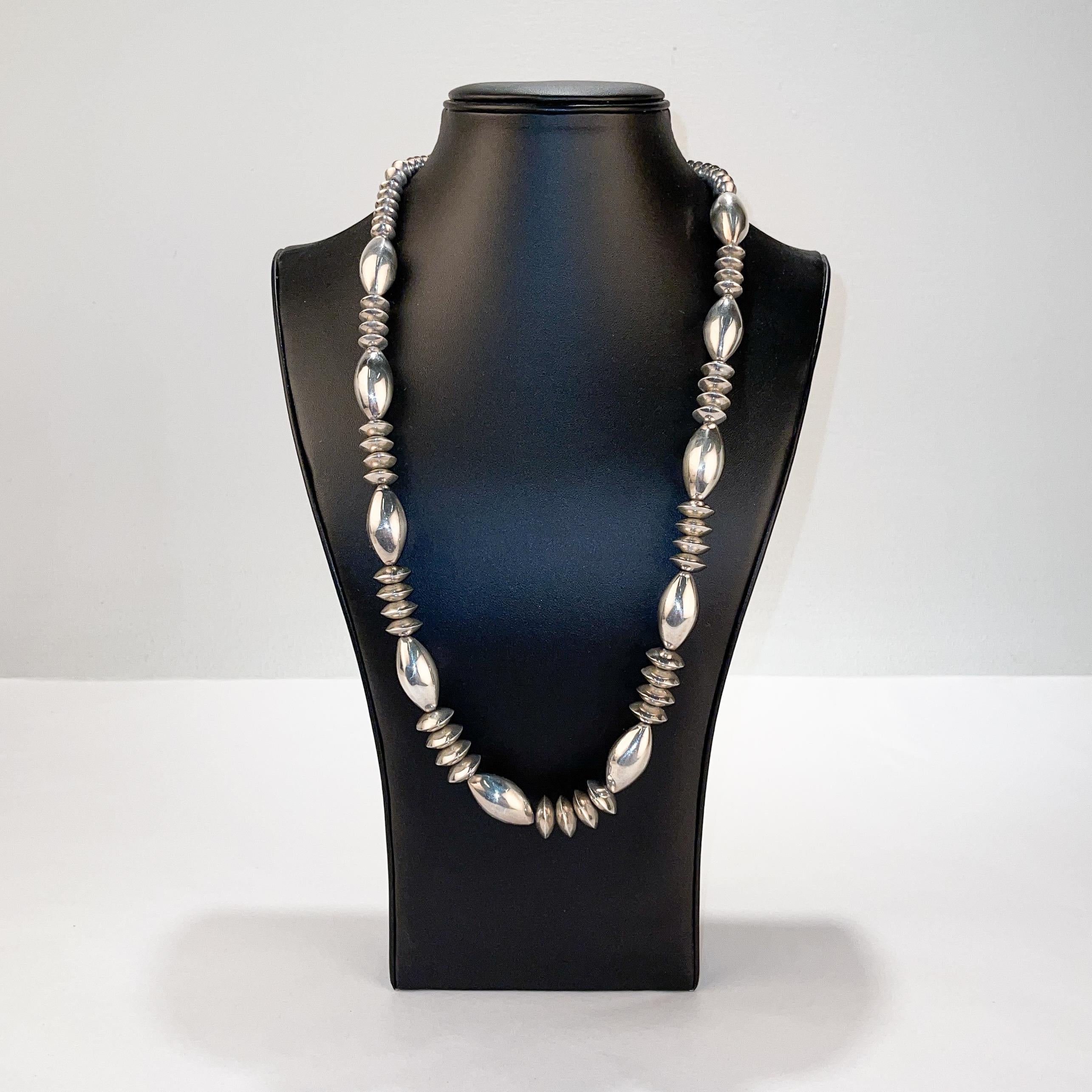 Eine sehr feine Navajo Artie Yellowstone Silber Perlenkette.

Mit hohl geformten Perlen aus Sterlingsilber, die aus untertassen- und kugelförmigen Formen bestehen.

Einfach eine wunderbare Navajo-Sterlingsilber-Halskette!

Datum:
20.
