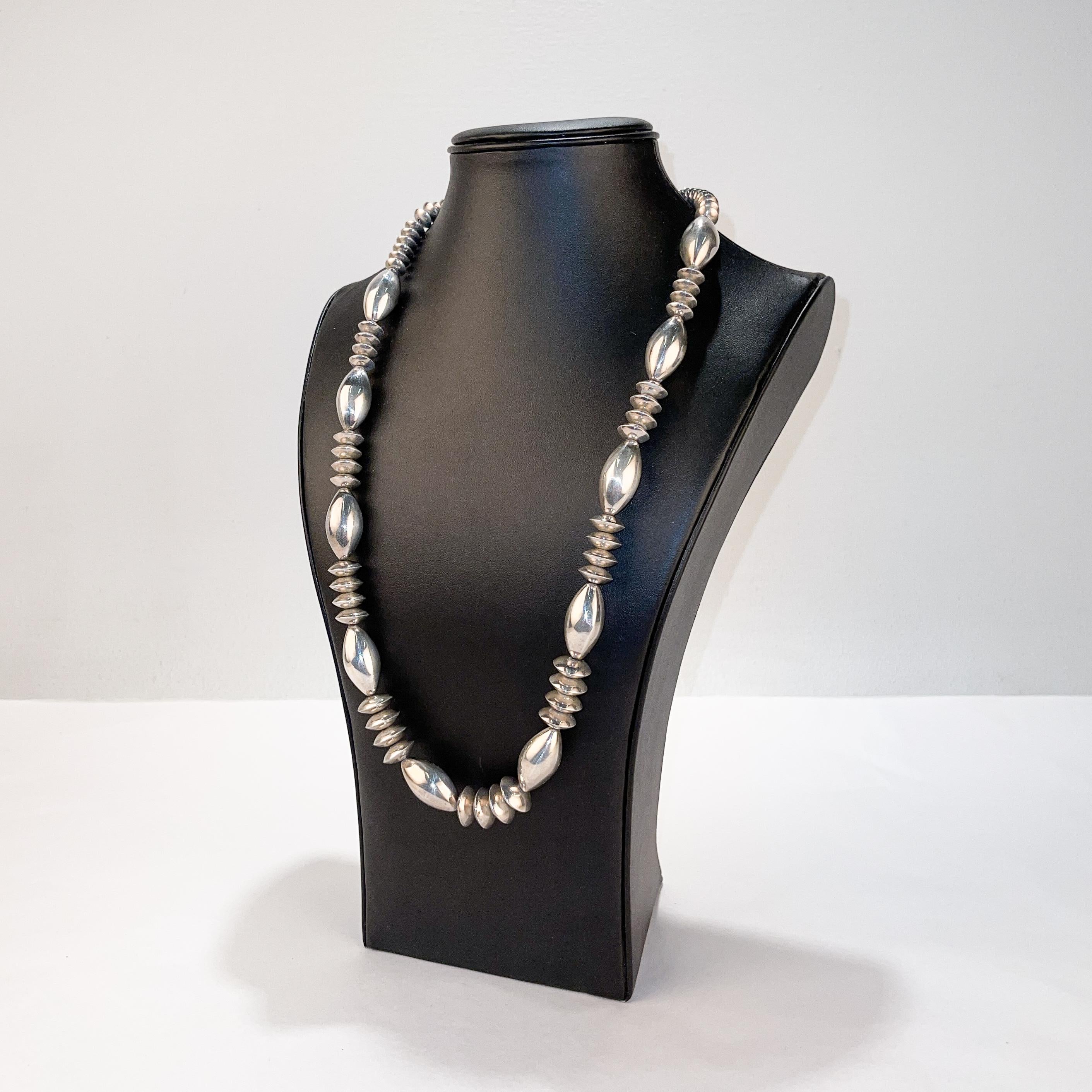 Signierte Navajo Sterlingsilber Untertasse Perlenkette von Artie Yellowstone (Indigene Kunst (Nord-/Südamerika))