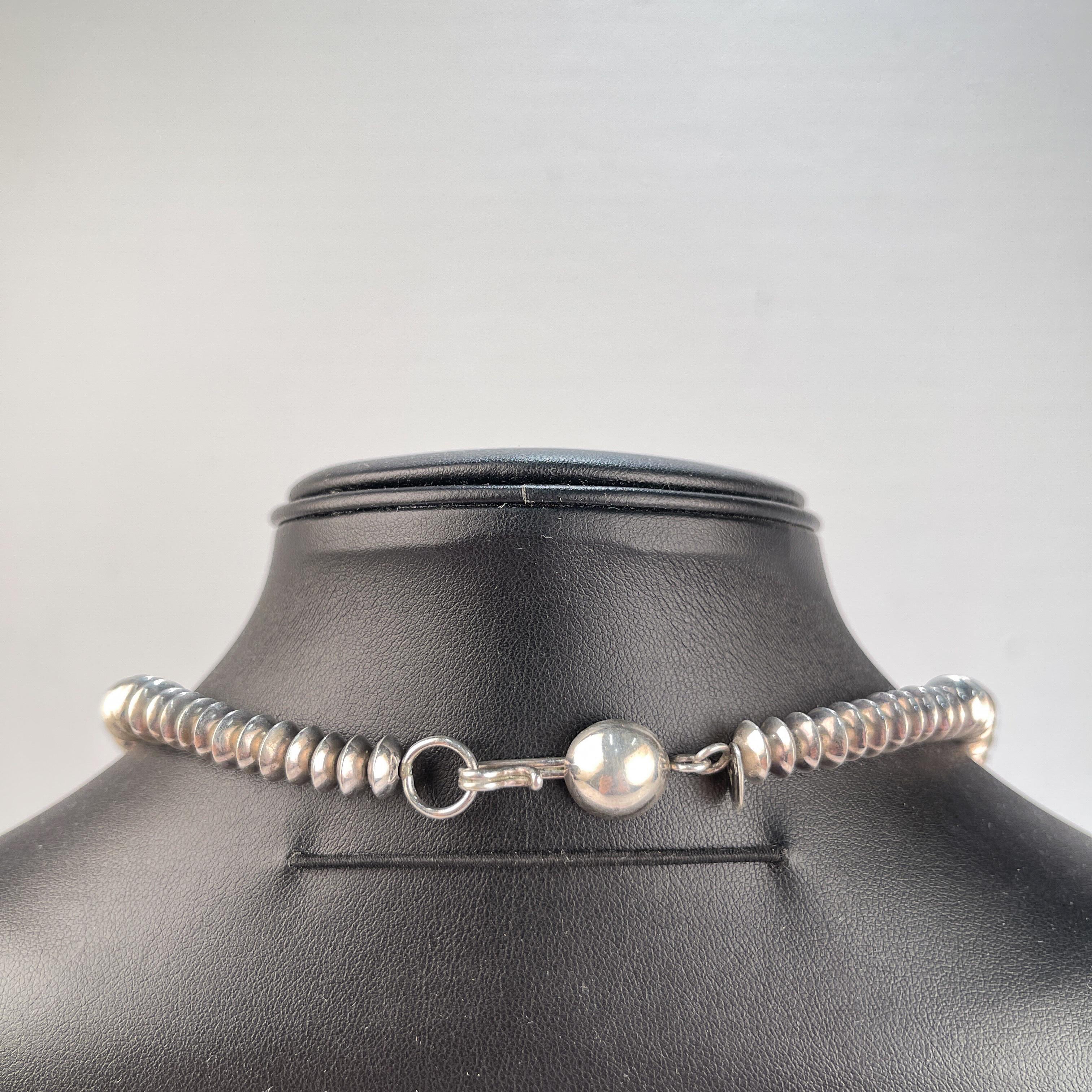 Signierte Navajo Sterlingsilber Untertasse Perlenkette von Artie Yellowstone im Zustand „Gut“ in Philadelphia, PA