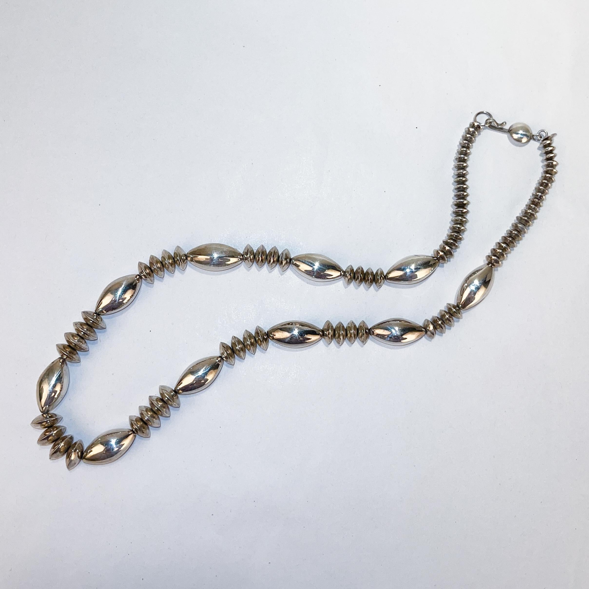 Signierte Navajo Sterlingsilber Untertasse Perlenkette von Artie Yellowstone für Damen oder Herren