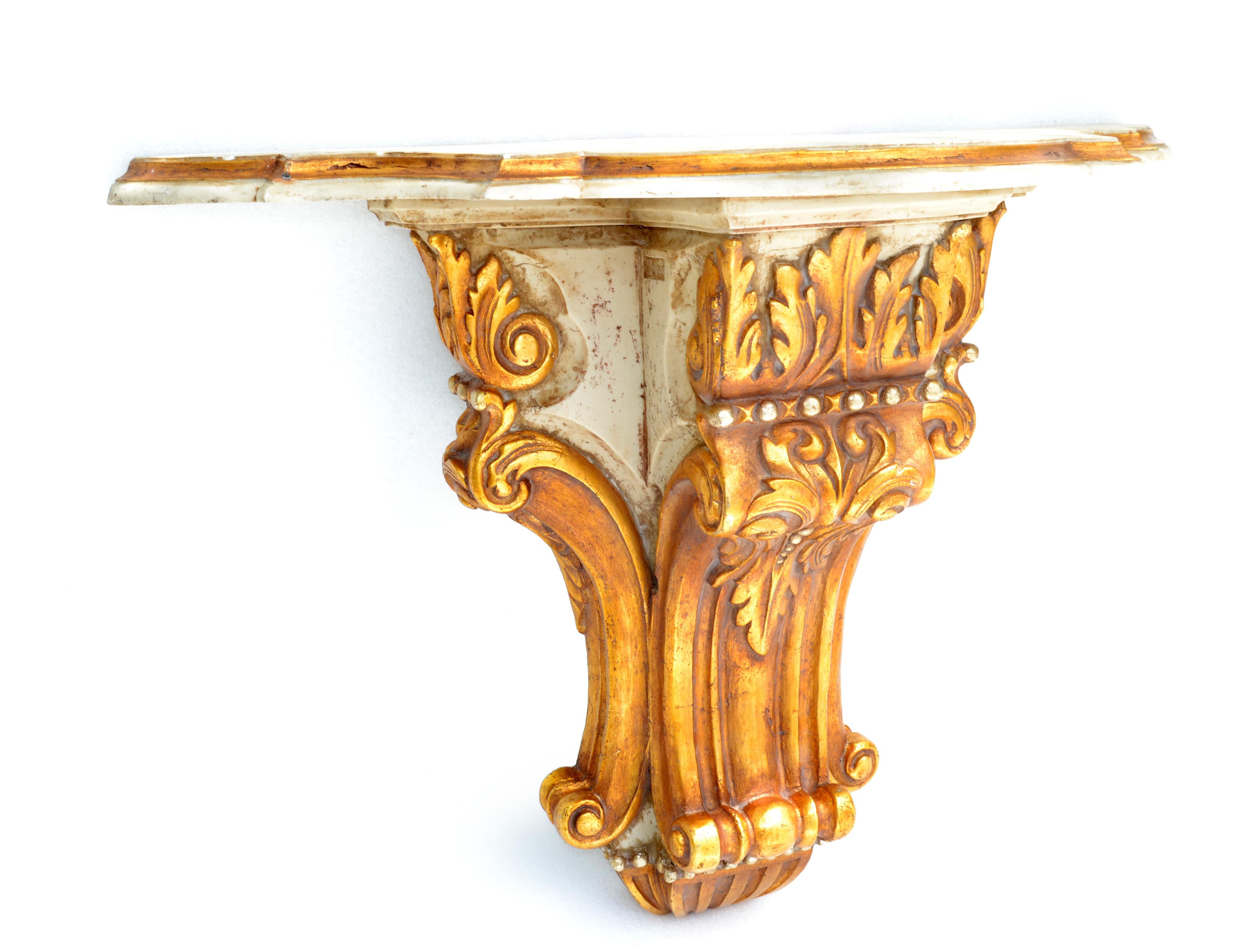 Neoklassischer Konsolentisch mit Wandmontierung aus geschnitztem, vergoldetem Holz und Marmor, Spanien, signiert im Zustand „Gut“ im Angebot in Miami, FL