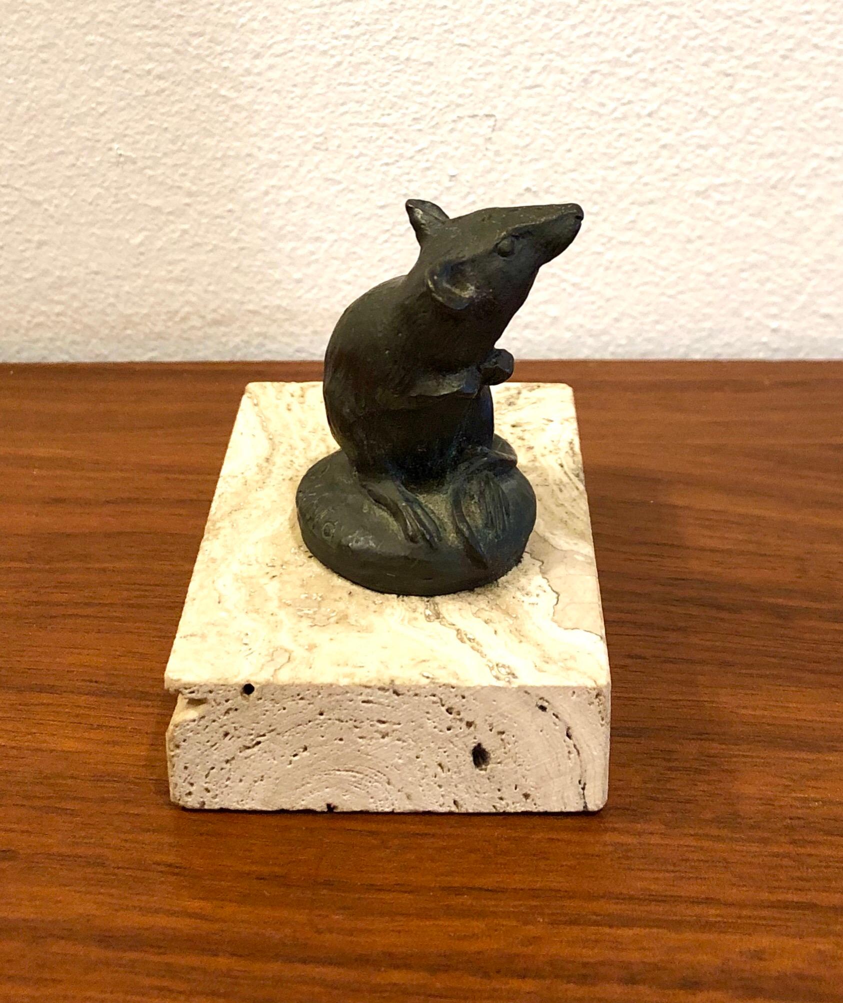 Canadien Sculpture originale de souris en bronze signée et numérotée par l'artiste Siggy Puchta en vente