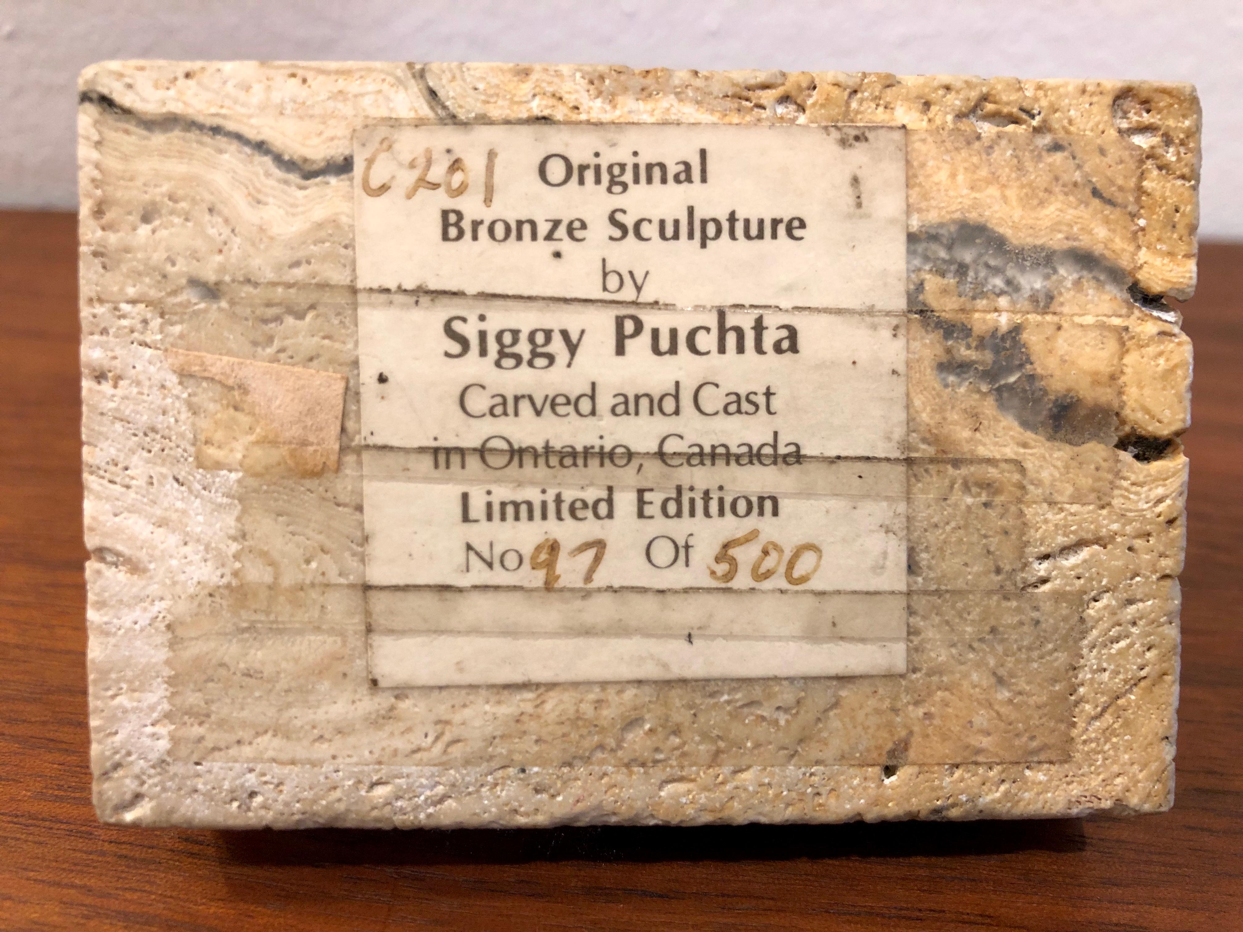Signierte und nummerierte Original-Bronze-Maus-Skulptur des Künstlers Siggy Puchta (20. Jahrhundert) im Angebot