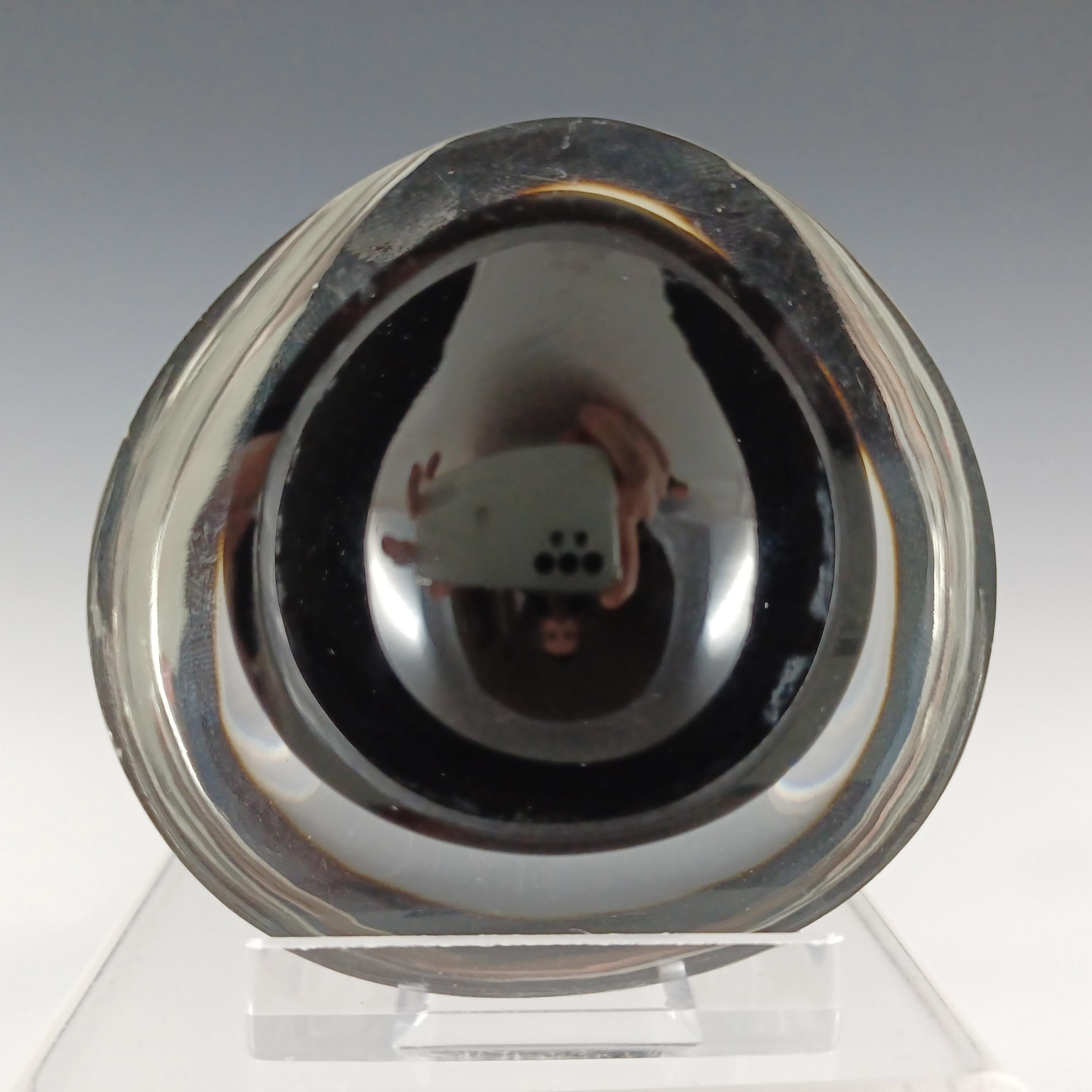 Impresionante cuenco escandinavo pequeño de cristal negro Kastanja (castaño), recubierto de cristal transparente. Fabricado por Nuutajarvi Notsjo de Finlandia en la década de 1950, y diseñado por Kaj Franck, firmado en la base.

Nota: el soporte es