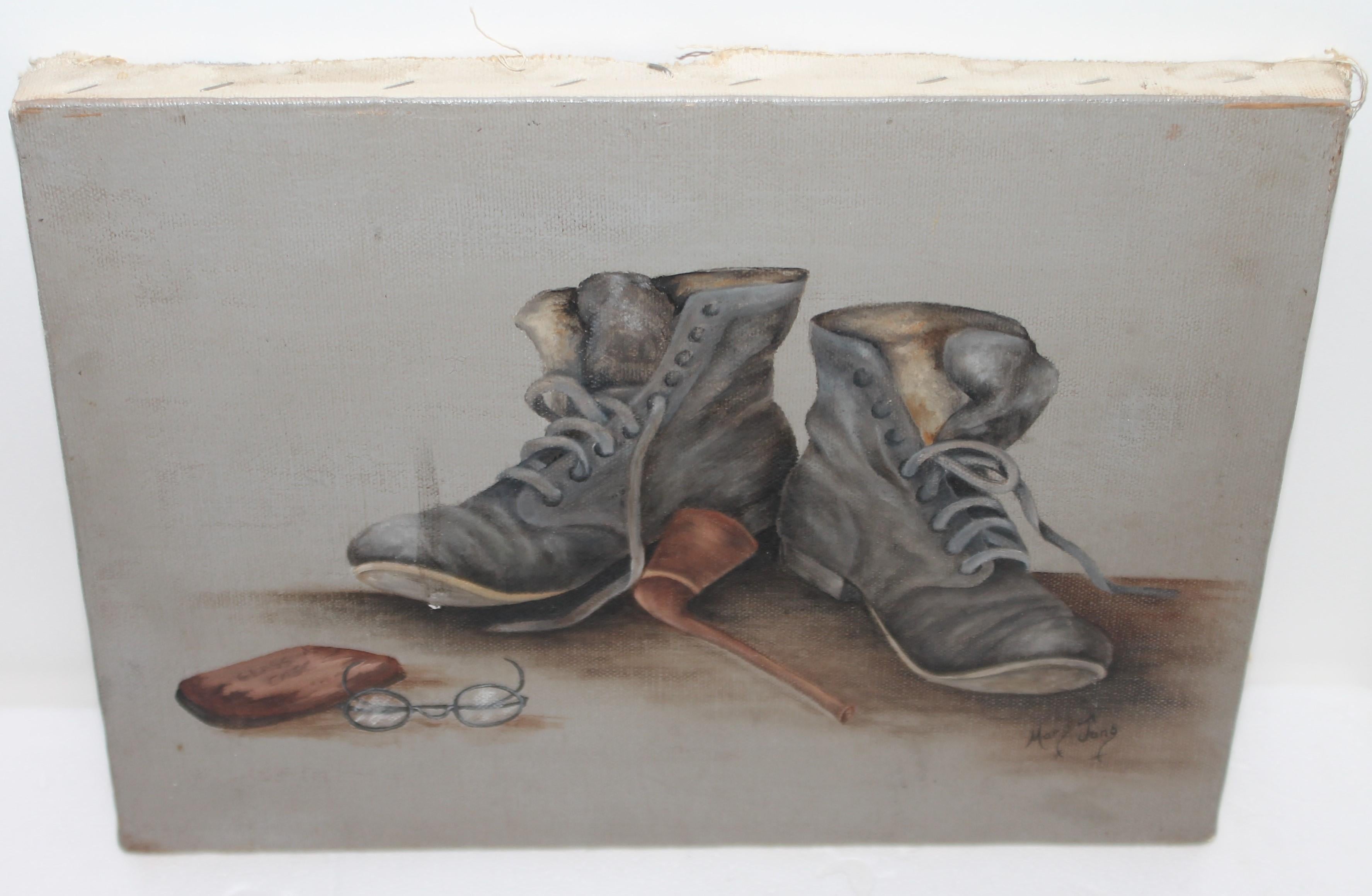 Signiertes Ölgemälde von Stiefeln und Brille Öl auf Leinwand. Ungerahmt und in tadellosem Zustand. Unterzeichnet von Mary Juno.