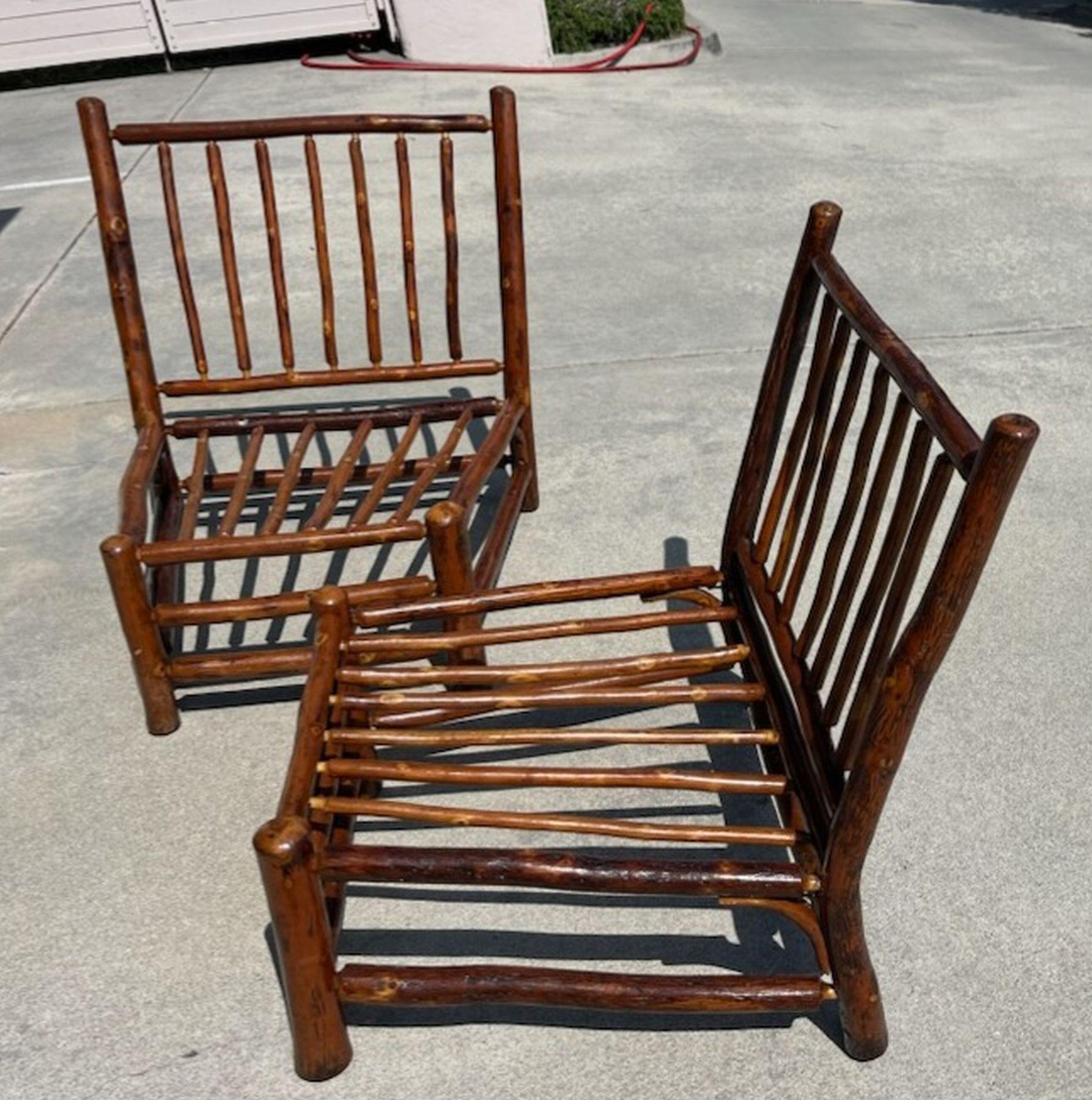 Signed Old Hickory Martinsville, Indiana in Original alten Oberfläche Rasen oder Strand chairs.These 1930's ungewöhnlichsten Stühle könnten Kissen für Komfort zu verwenden.
Verkauft als  perfekt zusammenpassendes Paar.